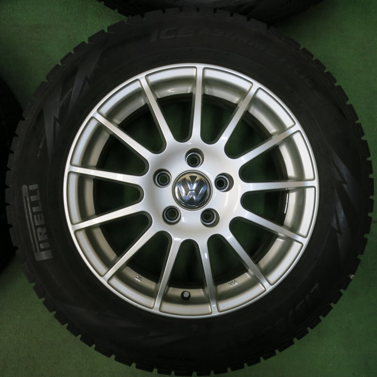 [送料無料] キレイ★ワーゲン 等 IRVINE F01 215/60R16 スタッドレス ピレリ アイスアシンメトリコ プラス アーヴィン 16インチ PCD112/5H★4122504SYス