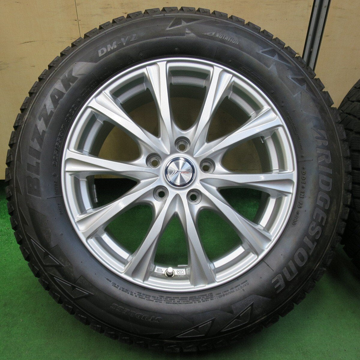 バリ溝！キレイ！8.5分★スタッドレス 225/65R17 ブリヂストン ブリザック DM-V2 JOKER ジョーカー PCD114.3/5H★4120301イス