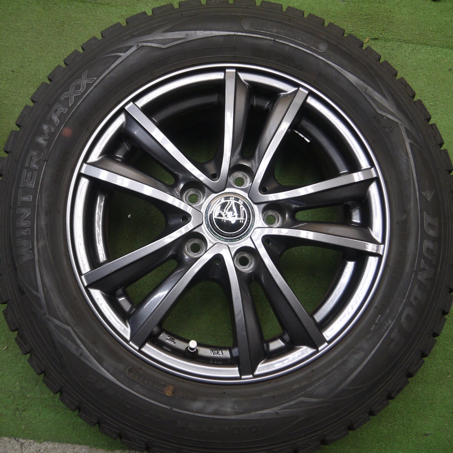 *送料無料* バリ溝！キレイ！9.5分以上★スタッドレス 195/65R15 ダンロップ ウインターマックス WM01 NIRVANA NV ニルヴァーナ ニルバーナ PCD114.3/5H★4061003Hス