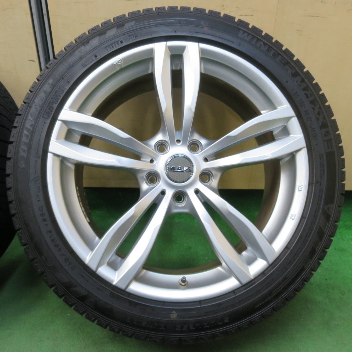 [送料無料] バリ溝！キレイ！8.5分★テスラ レクサス 等 MAK LUFT 245/45R19 スタッドレス ダンロップ ウインターマックス 03 19インチ ルフト PCD120/5H★5012806イス