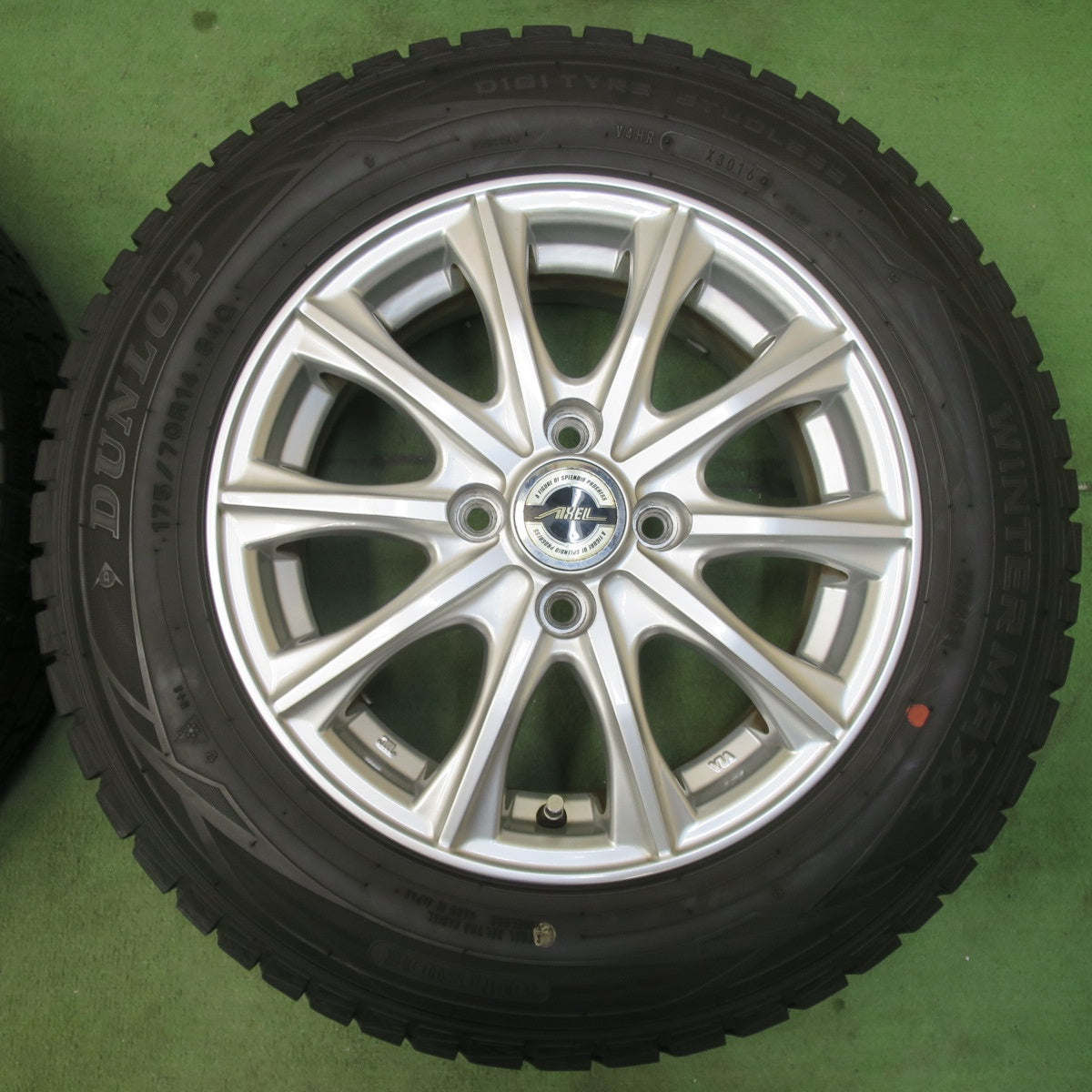 バリ溝！キレイ！9分★スタッドレス 175/70R14 ダンロップ ウインターマックス WM01 AXEL アクセル 14インチ PCD100/4H★6010907イス