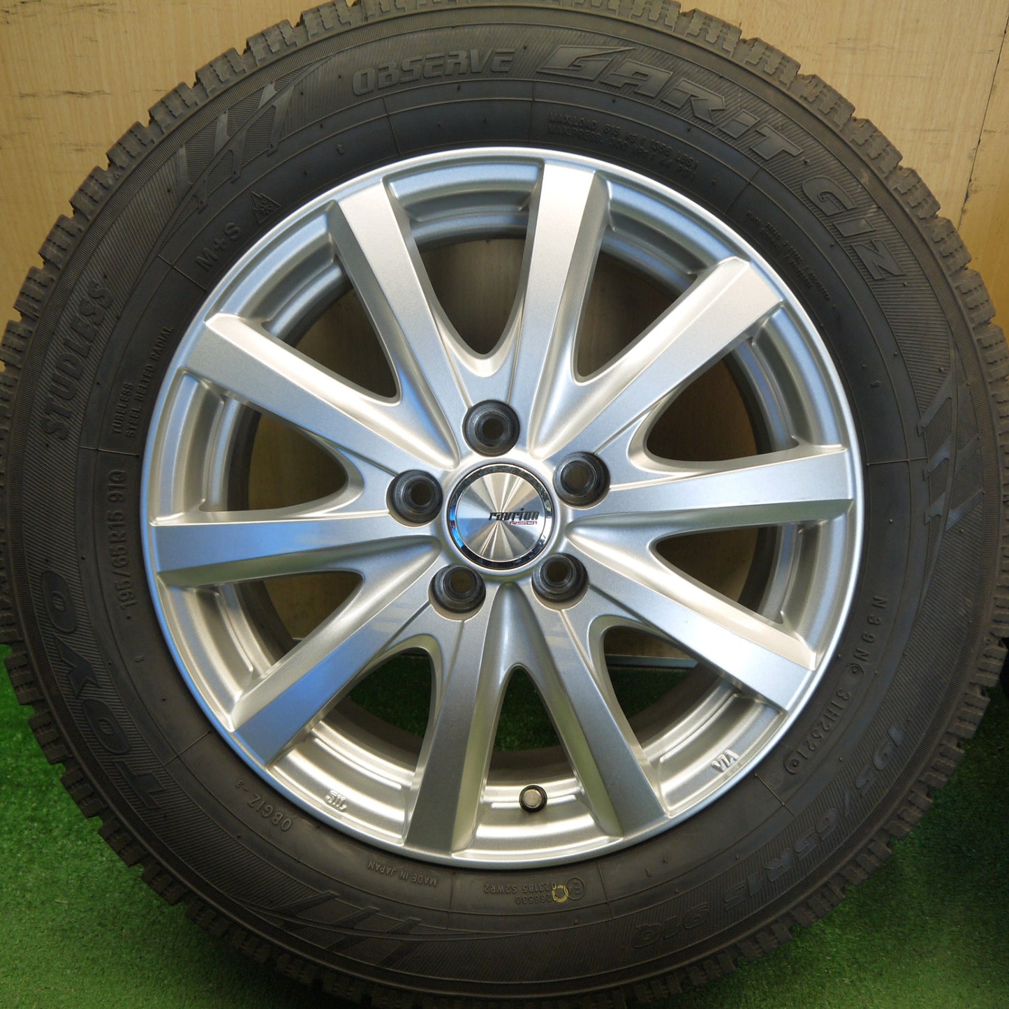 バリ溝！キレイ！9.5分★プリウス 等 195/65R15 スタッドレス トーヨー オブザーブ ガリット GIZ ravrion RS01 ラブリオン 15インチ PCD100/5H★6042811Hス