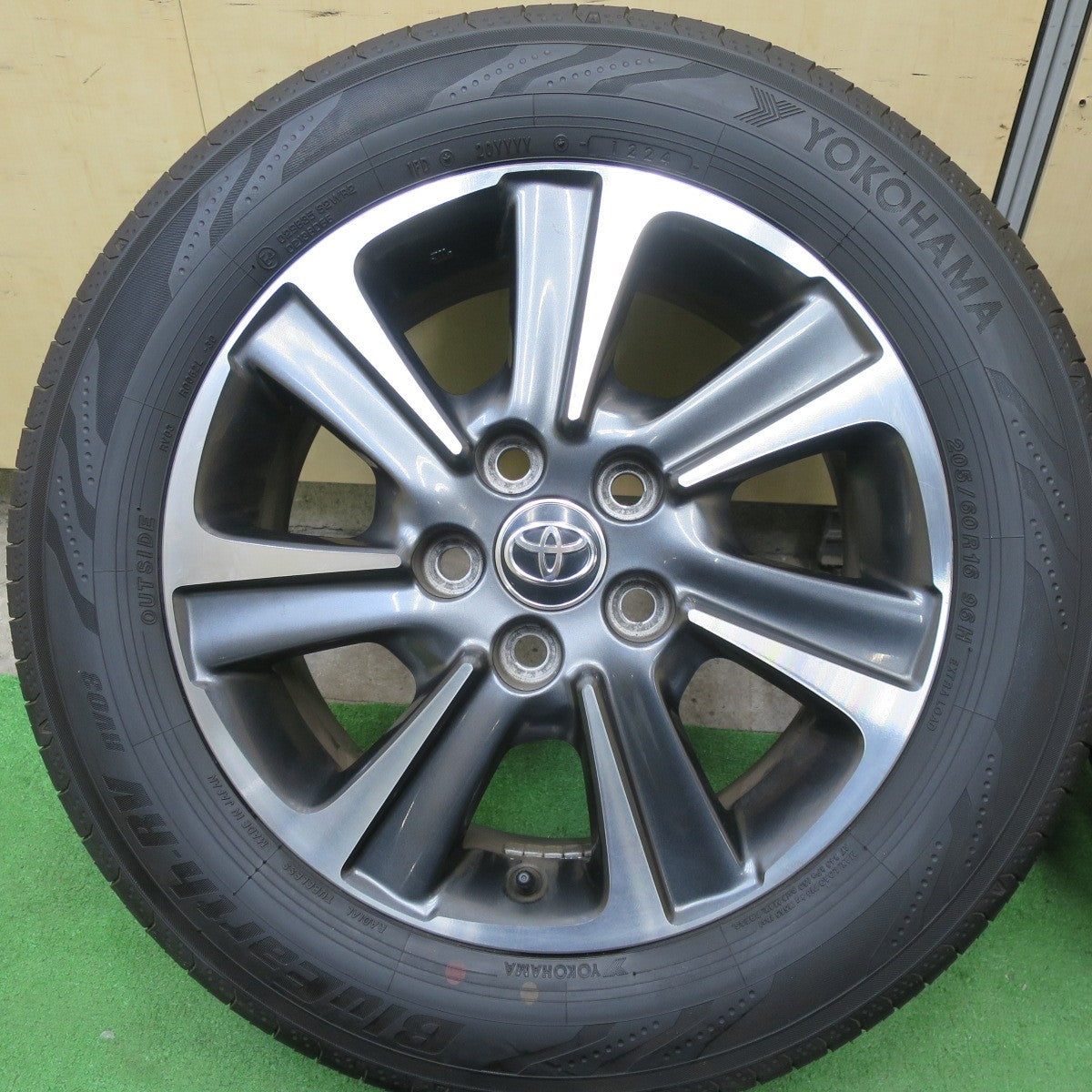 バリ溝！24年！キレイ！9.5分★トヨタ 80系 ノア ヴォクシー 純正 205/60R16 ヨコハマ BluEarth-RV RV03 16インチ PCD114.3/5H★5051703TTノ