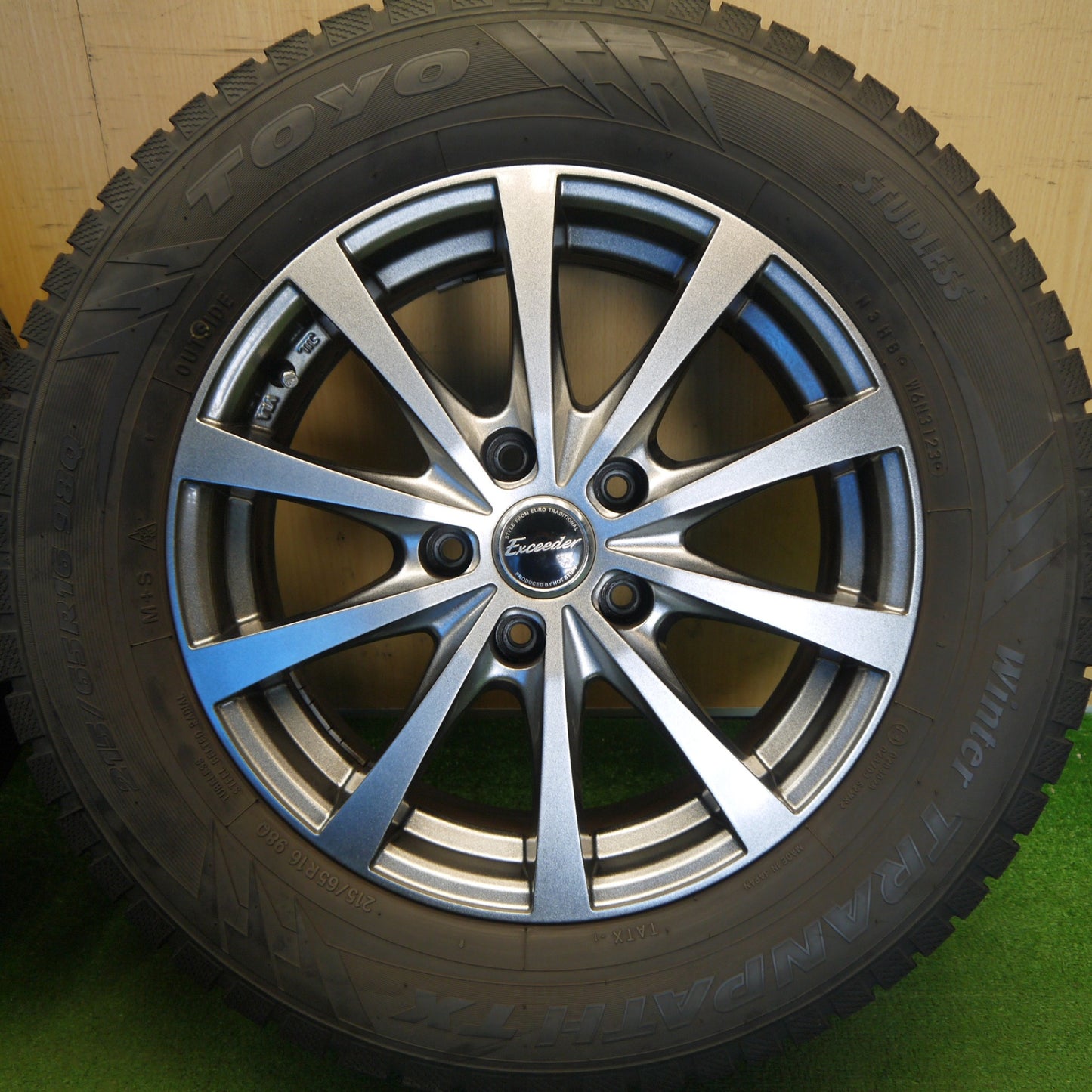 バリ溝！23年！キレイ！9.5分★スタッドレス 215/65R16 トーヨー ウインター トランパス TX Exceeder エクシーダー 16インチ PCD114.3/5H★6041706Hス