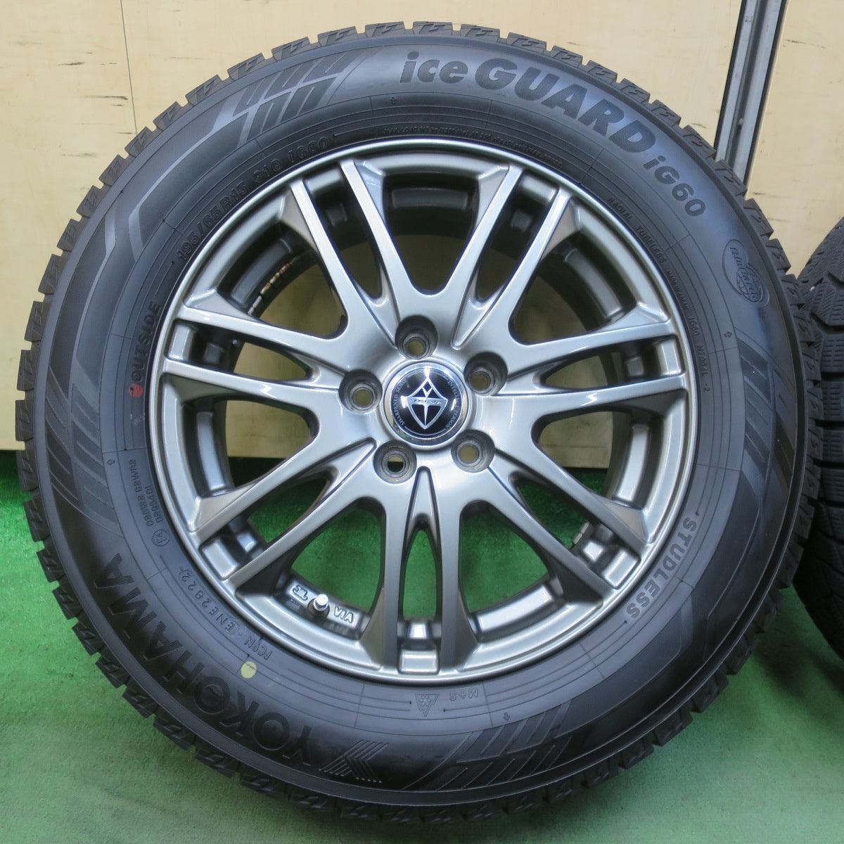 バリ溝！22年！キレイ！9.5分★プリウス 等 195/65R15 スタッドレス ヨコハマ アイスガード iG60 VELVA ヴェルヴァ 15インチ PCD100/5H★5111813イス
