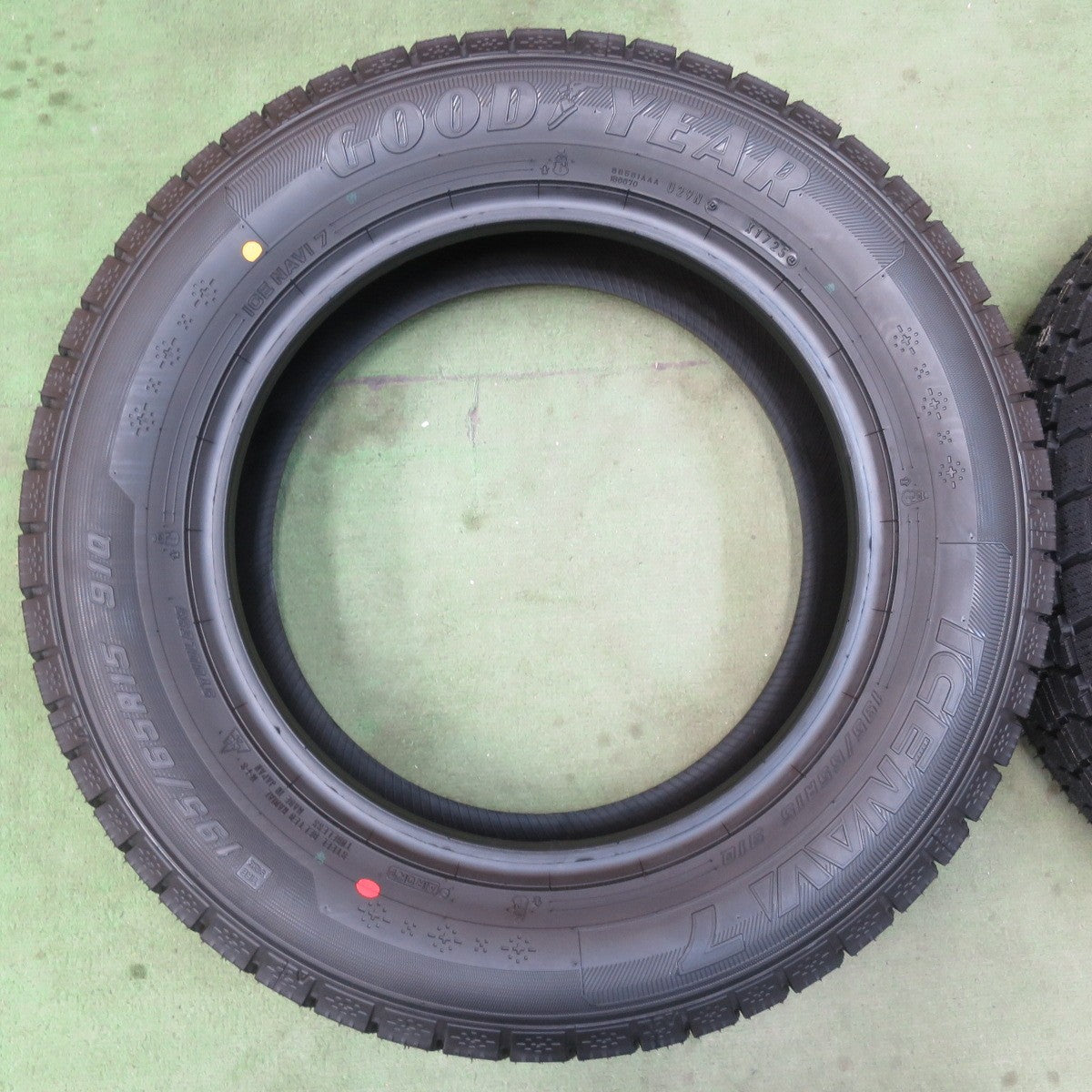 未使用！25年★スタッドレス 195/65R15 グッドイヤー アイスナビ7 タイヤ 15インチ プリウス ノア ヴォクシー 等★6022102イスタ
