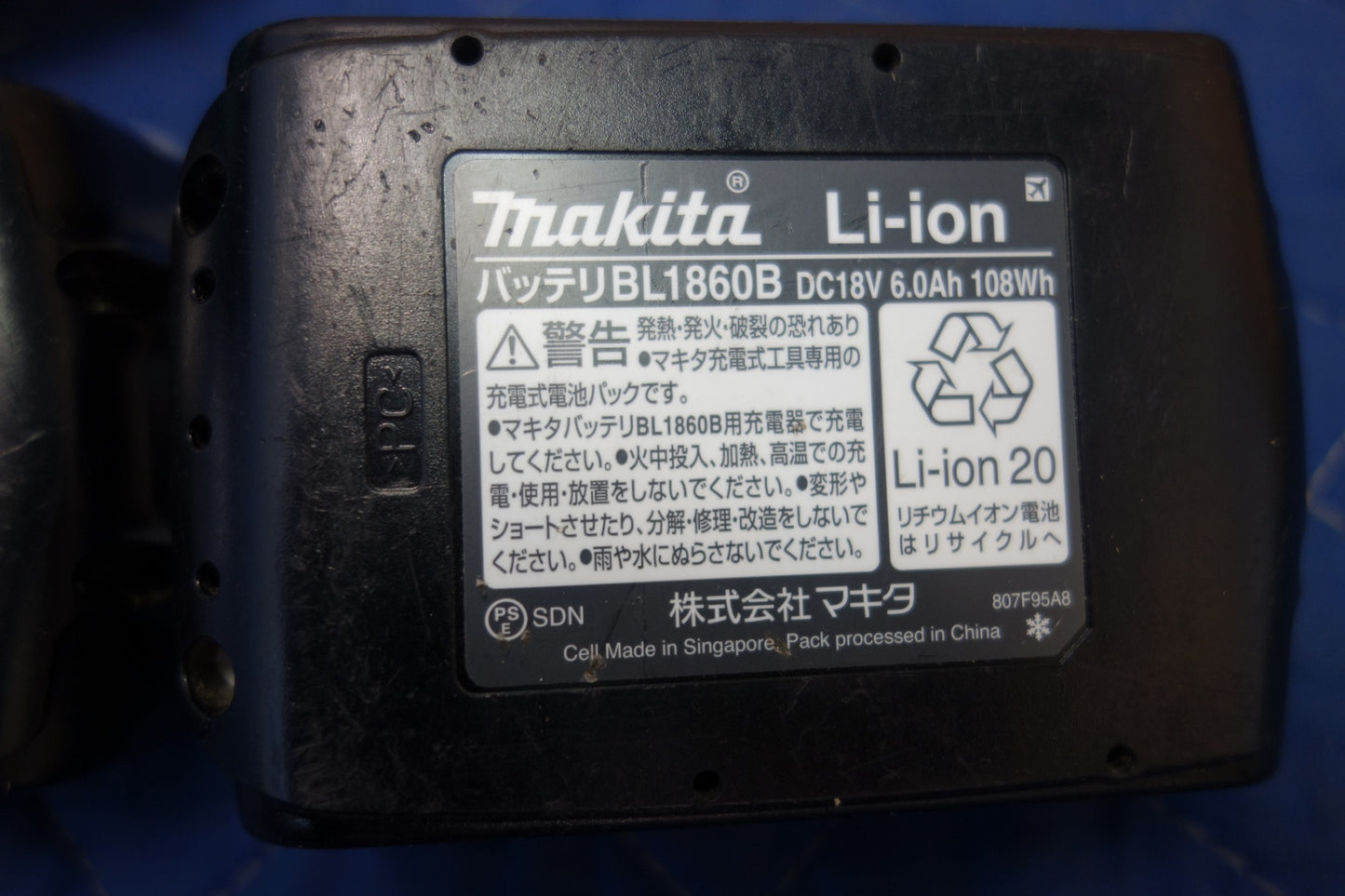 [送料無料] キレイ！バッテリー2個☆マキタ 300mm 充電式 チェーンソー MUC306D 電動 切断機 チェンソー 2口 急速 充電器 DC18RD AC100V 専用 makita☆