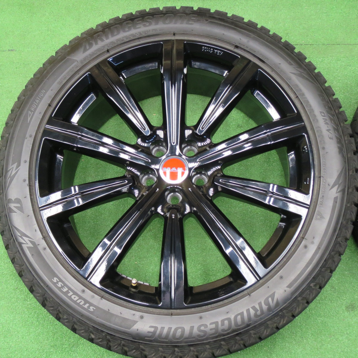 超バリ溝！22年！キレイ！ほぼ10分★ジャガー 等 MAK BIRMINGHAM 235/50R20 スタッドレス ブリヂストン ブリザック DM-V3 バーミンガム 20インチ PCD108/5H★6040301NKス