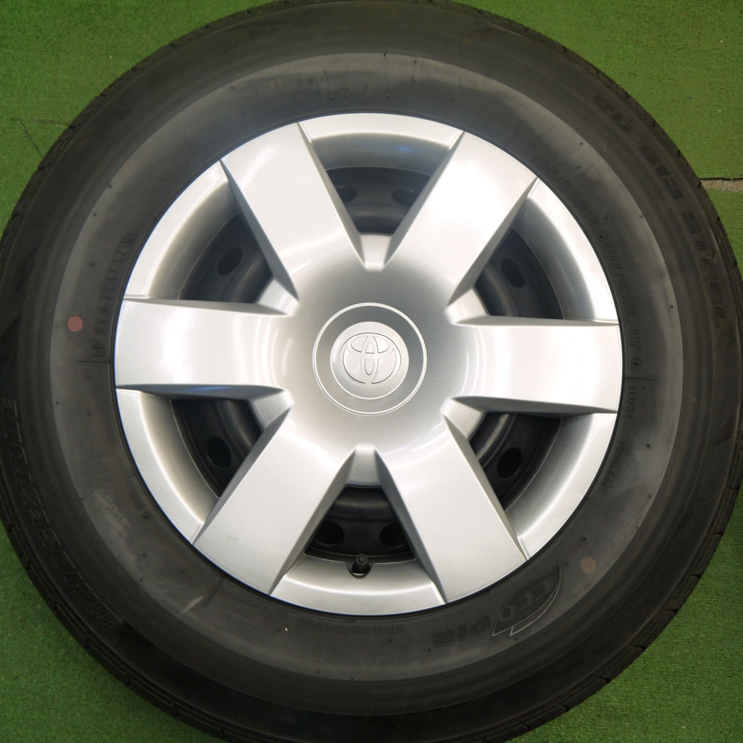 [送料無料] バリ溝！キレイ！9.5分以上★トヨタ 200系 ハイエース 純正 スチール 195/80R15 107/105L ブリヂストン RD-613 STEEL 15インチ PCD139.7/6H★5031405Hノ