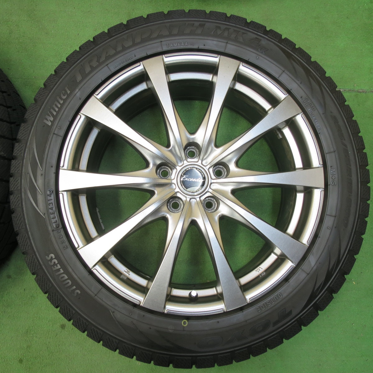 [送料無料] バリ溝！9.5分★スタッドレス 225/55R18 トーヨー ウインター トランパス MK4α Exceeder エクシーダー 18インチ PCD114.3/5H★5012409イス