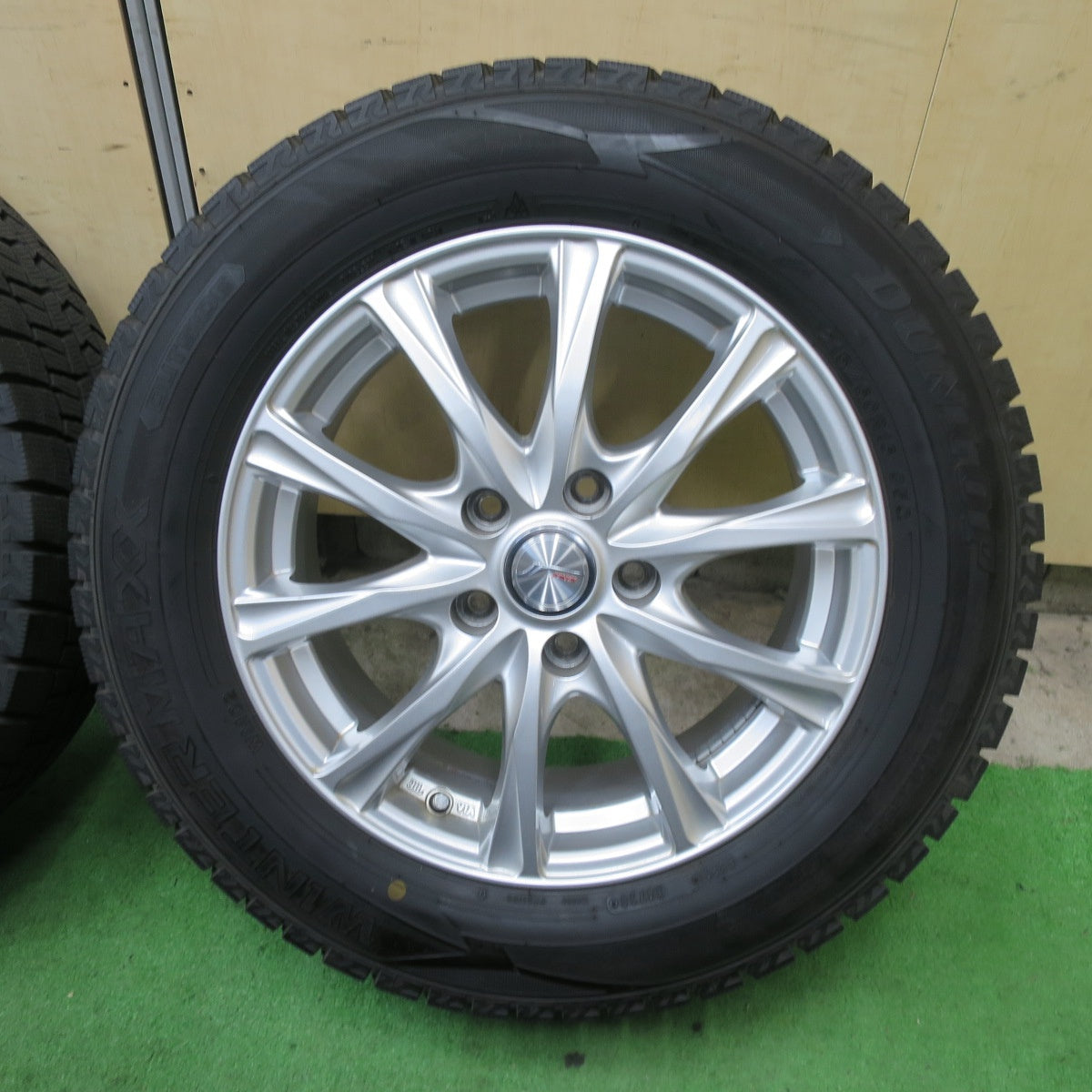 バリ溝！キレイ！9.5分以上★スタッドレス 215/60R16 ダンロップ ウインターマックス WM02 JOKER ジョーカー 16インチ PCD114.3/5H★5091701TTス
