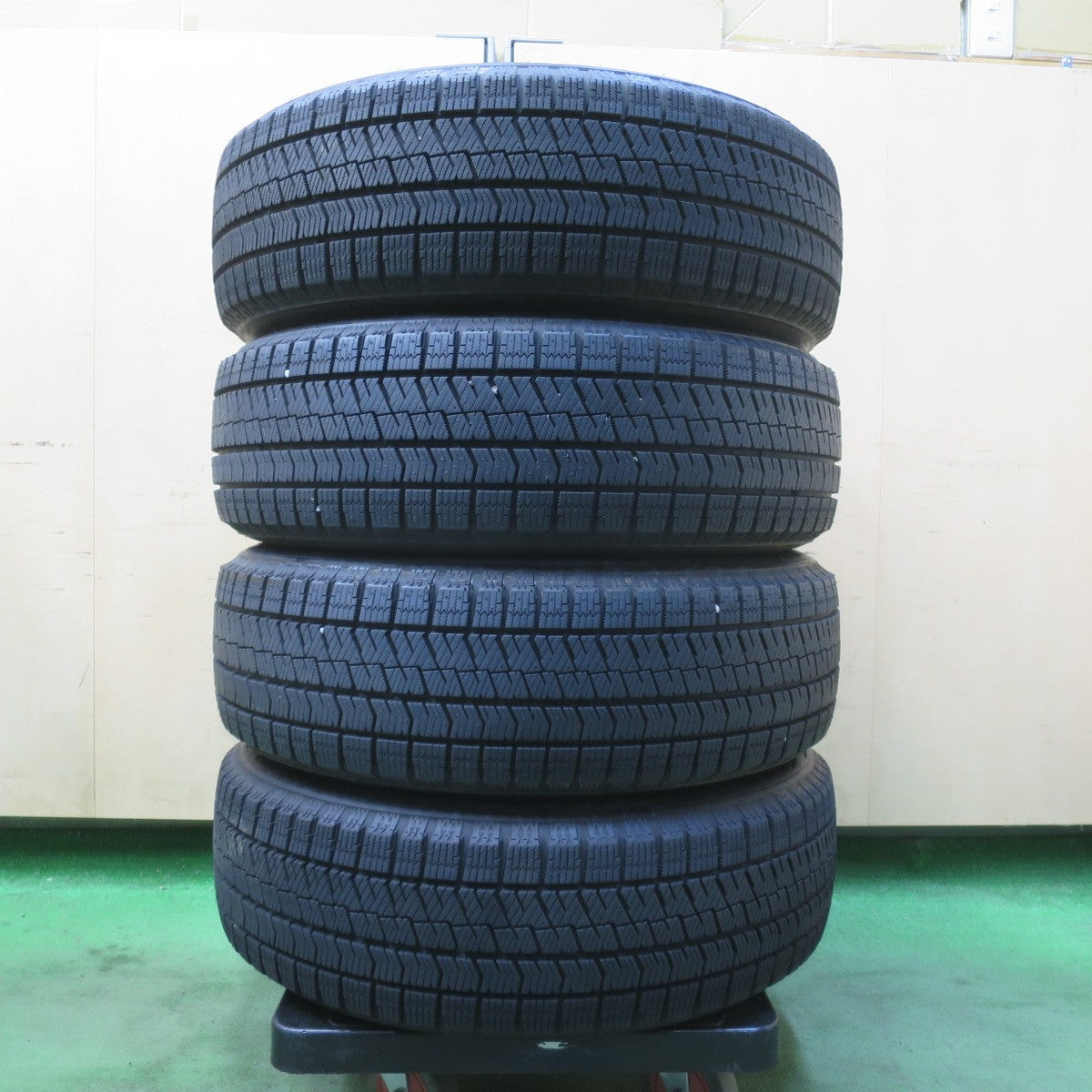 バリ溝！23年！キレイ！ほぼ10分★スタッドレス 195/60R17 ブリヂストン ブリザック VRX2 DILETTO ディレット 17インチ PCD114.3/5H★6022502イス