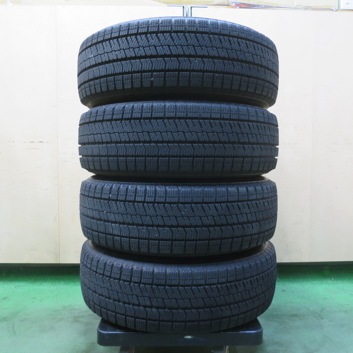 バリ溝！23年！キレイ！9.5分★プリウス 等 195/65R15 スタッドレス ブリヂストン ブリザック VRX2 AIRBERG エアベルグ 15インチ PCD100/5H★6060904イス