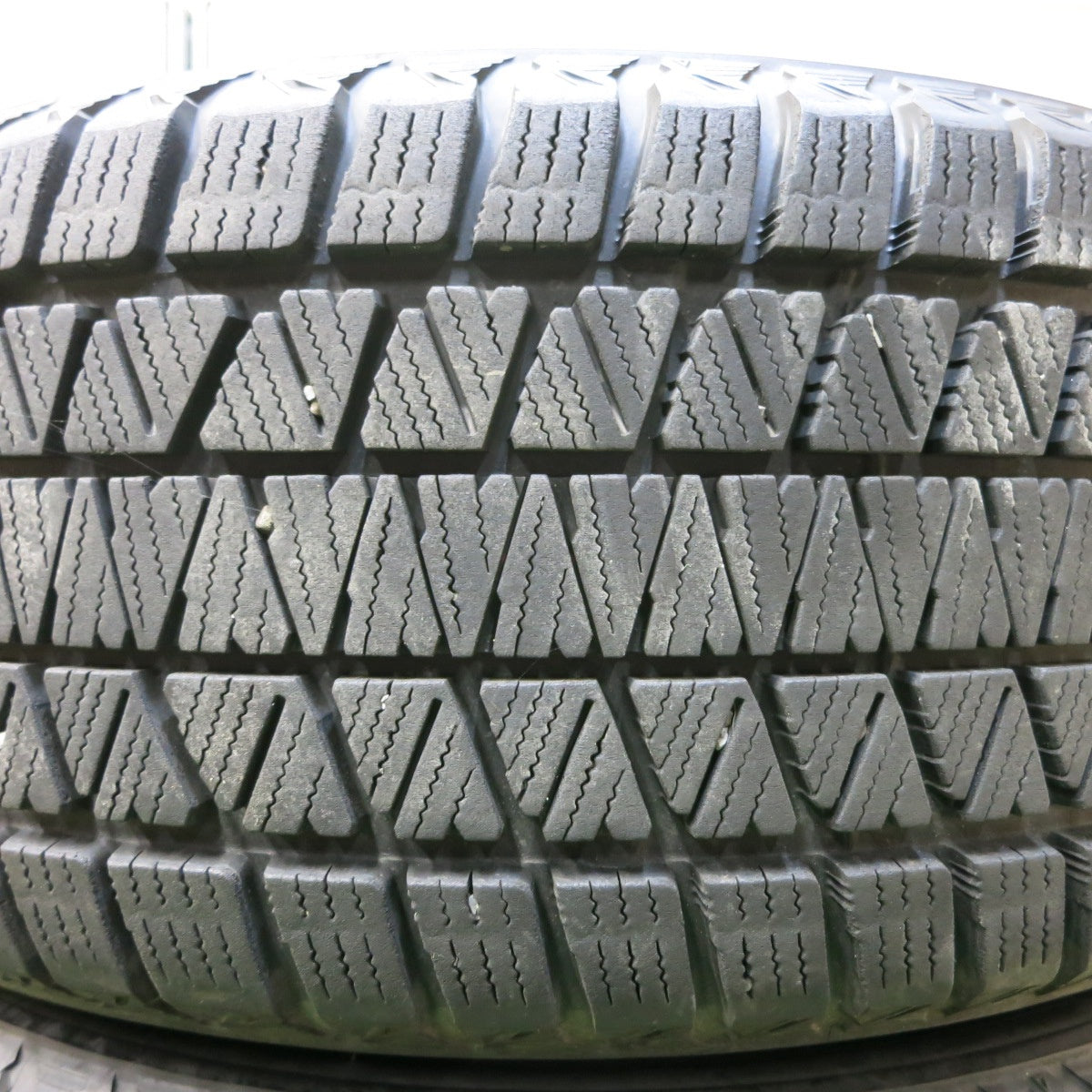 [送料無料] バリ溝！キレイ！9.5分★スタッドレス 235/55R18 ブリヂストン ブリザック DM-V3 LUTZ 18インチ PCD114.3/5H★4092003SYス