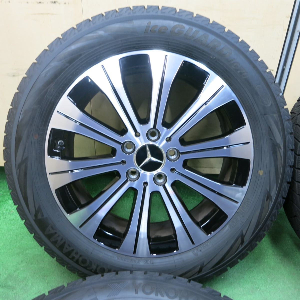 [送料無料] バリ溝！綺麗！ほぼ10分★ベンツ GLA GLB EQA EQB 純正 215/60R18 スタッドレス ヨコハマ アイスガード iG70 18インチ PCD112/5H★4110806SYス