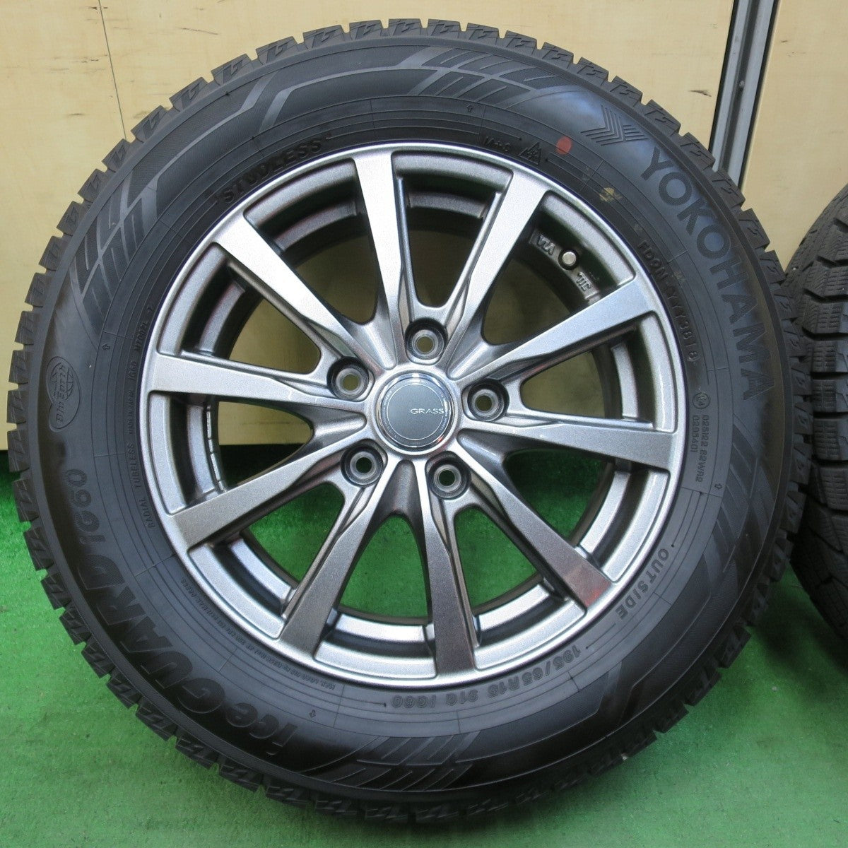 バリ溝！キレイ！9.5分以上★スタッドレス 195/65R15 ヨコハマ アイスガード iG60 GRASS グラス 15インチ PCD114.3/5H★4120704イス