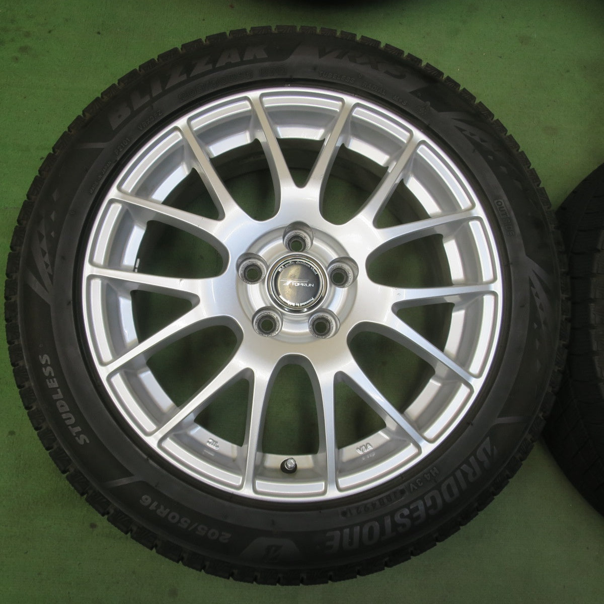 バリ溝！キレイ！9.5分★インプレッサ 等 205/50R16 スタッドレス ブリヂストン ブリザック VRX3 TOPRUN トップラン 16インチ PCD100/5H★6041505イス