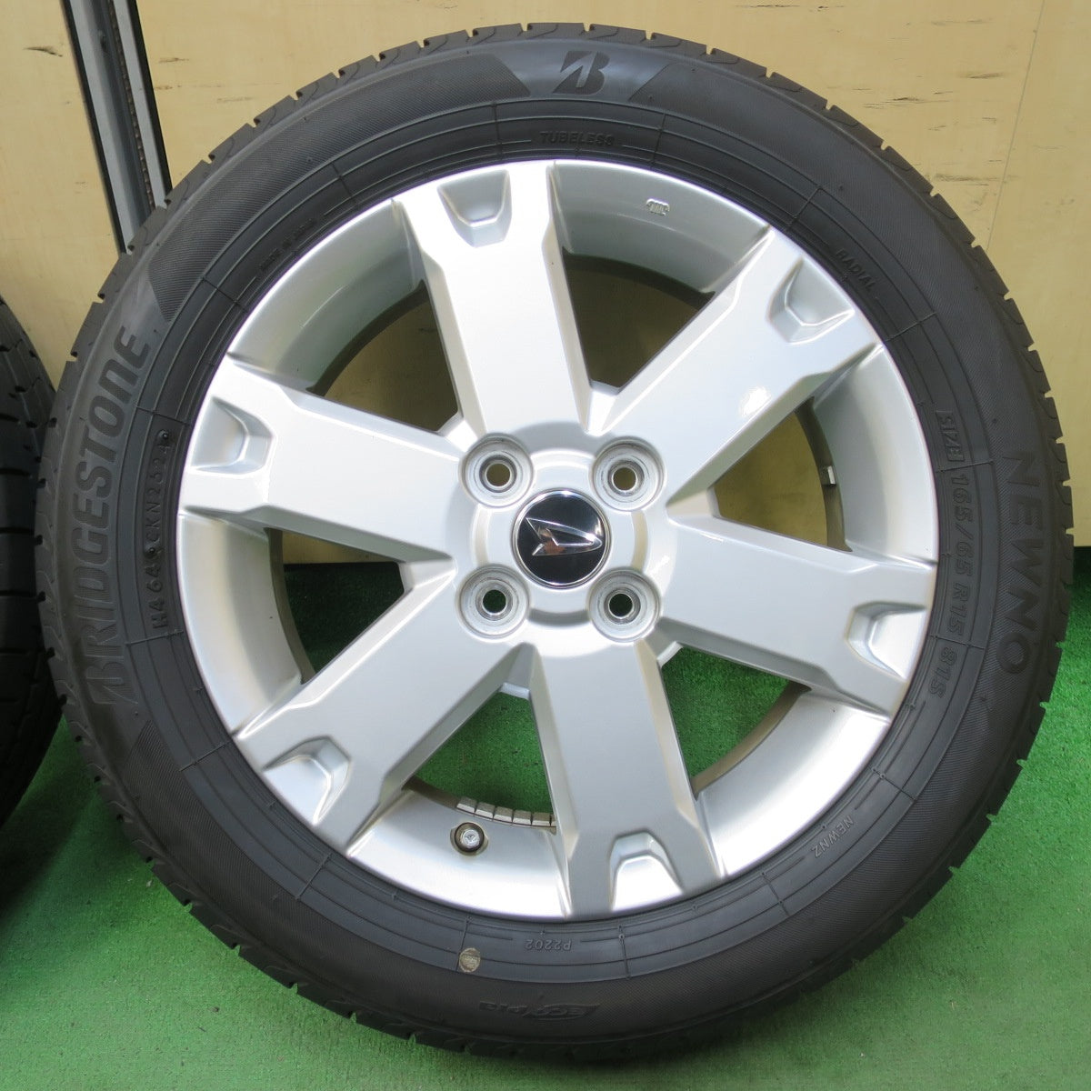 [送料無料] バリ溝！24年！ほぼ10分★ダイハツ LA900S タフト 純正 165/65R15 ブリヂストン NEWNO ニューノ 15インチ PCD100/4H★5040507イノ