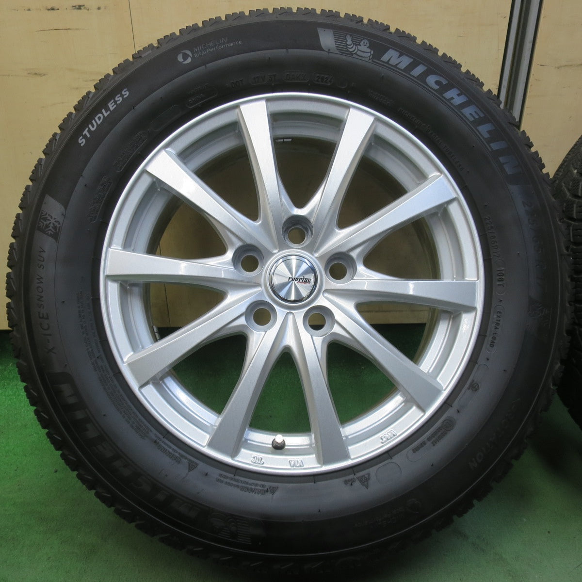 バリ溝！24年！キレイ！9分◎40系 アルファード 等 225/65R17 スタッドレス ミシュラン X-ICE SNOW SUV ravrion RS01 ラブリオン 17インチ PCD120/5H◎6071411イス