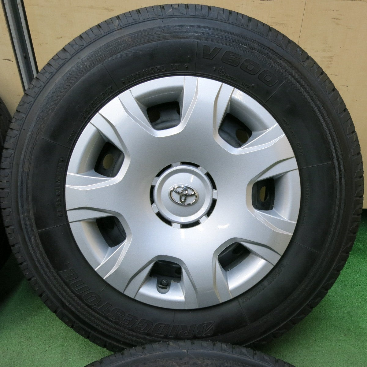 [送料無料] バリ溝！21年！9.5分★トヨタ 200系 ハイエース 純正 スチール 195/80R15 107/105L ブリヂストン V600 15インチ PCD139.7/6H★5022611SYノ