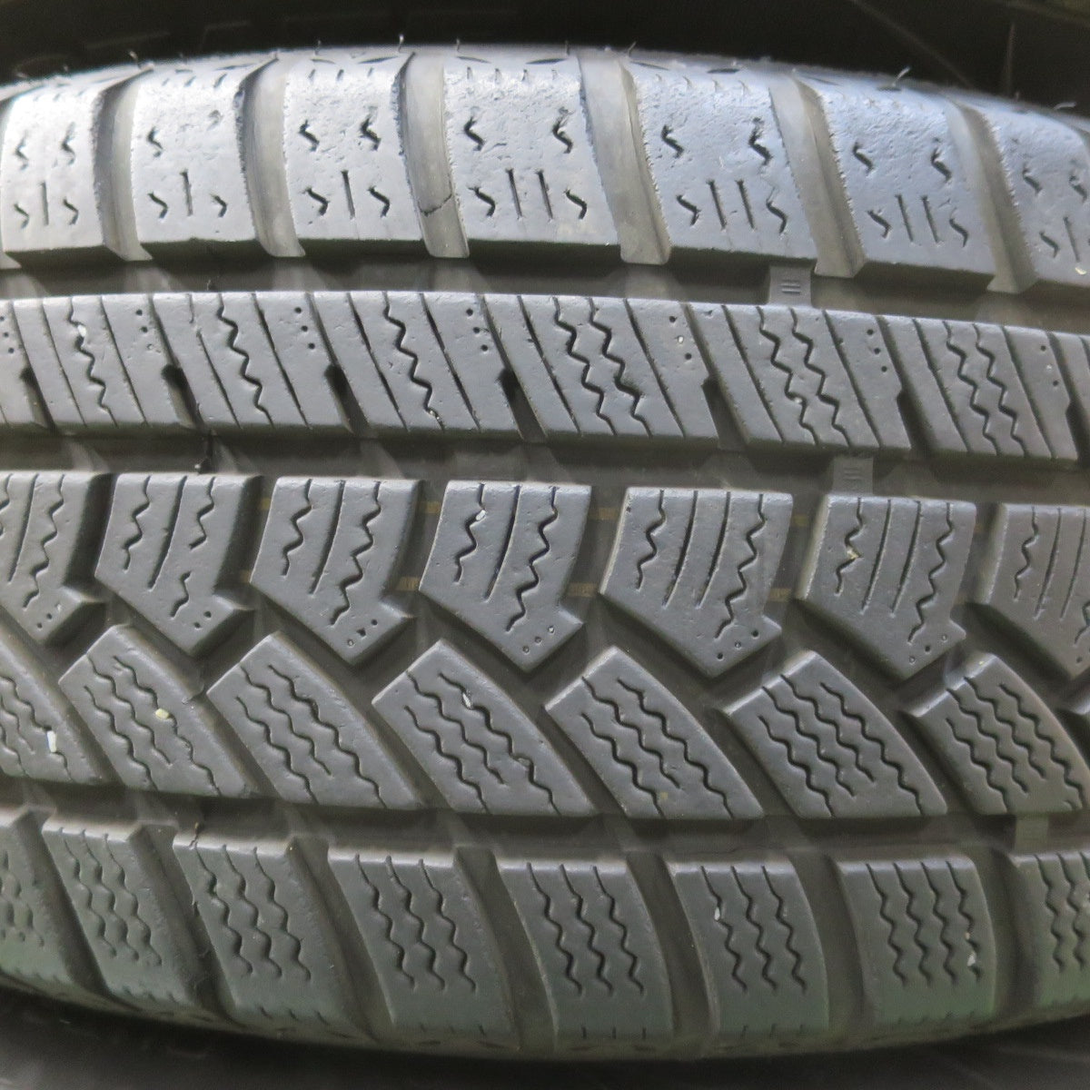 バリ溝！8.5分★スタッドレス 215/60R17 インターステート DURATION 30 SCHNEIDER MiD シュナイダー 17インチ PCD114.3/5H★5122214イス