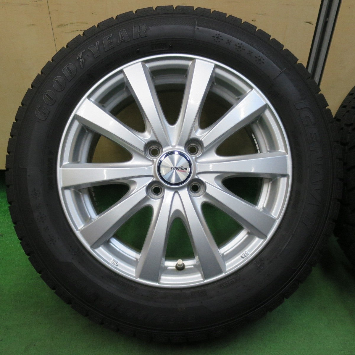 バリ溝！22年！キレイ！9.5分★スタッドレス 185/65R15 グッドイヤー アイスナビ7 ravrion RS01 ラブリオン 15インチ PCD100/4H★4113003イス