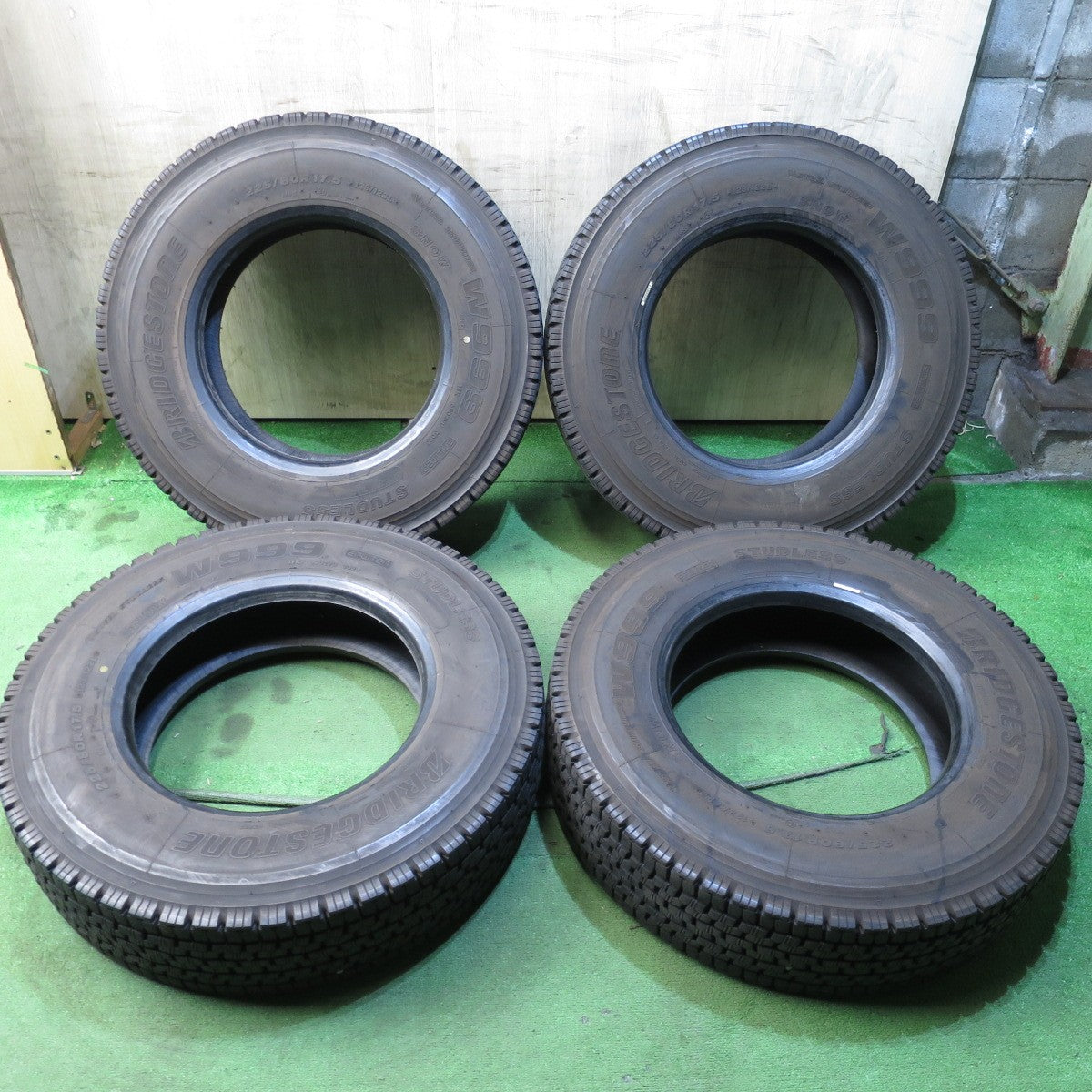 *送料無料* バリ溝！23年！9.5分★トラック タイヤ 225/80R17.5 123/122L スタッドレス ブリヂストン W999 17.5インチ★4032504クスタ