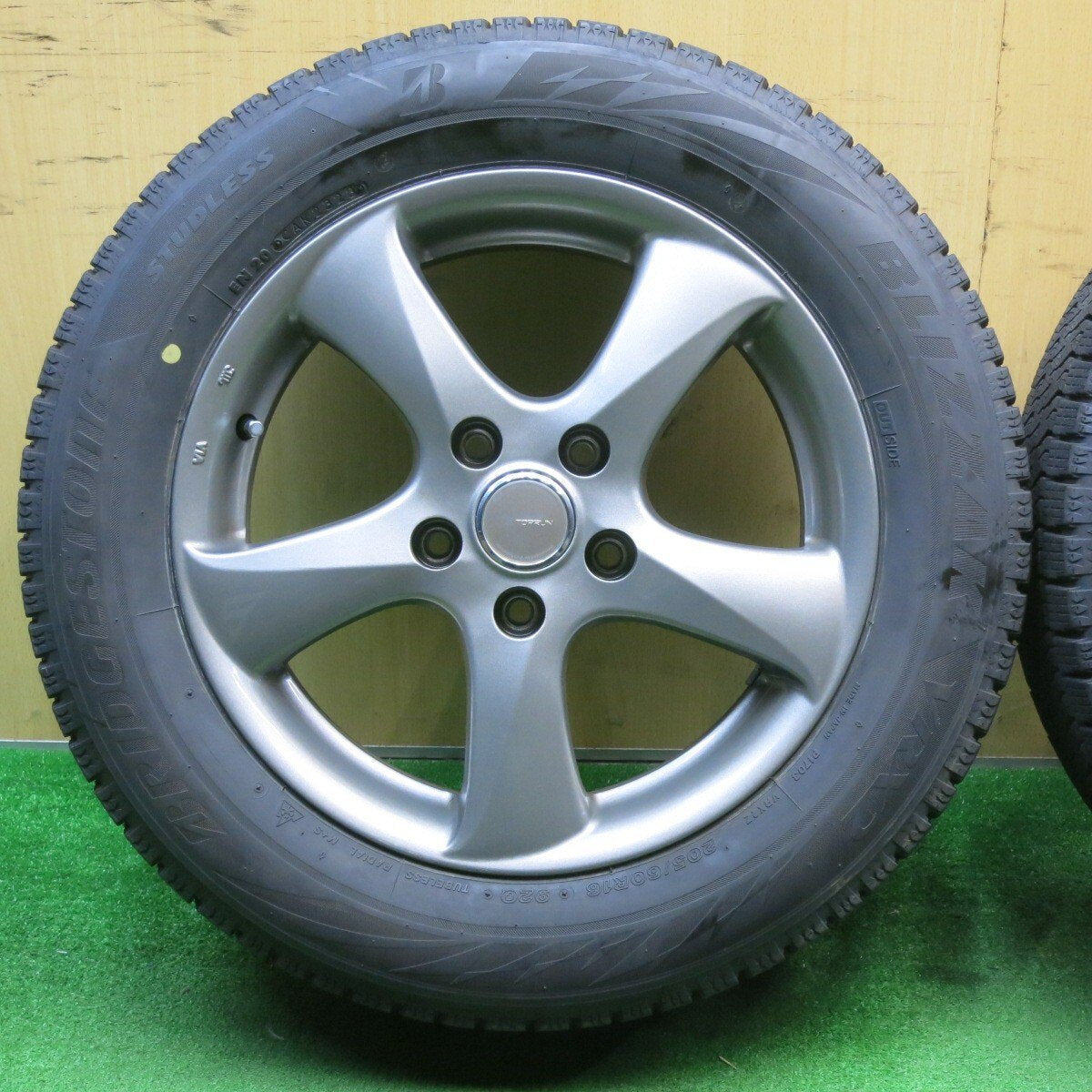 バリ溝！23年！キレイ！9.5分★スタッドレス 205/60R16 ブリヂストン ブリザック VRX2 TOPRUN トップラン 16インチ PCD114.3/5H★5032903NJス