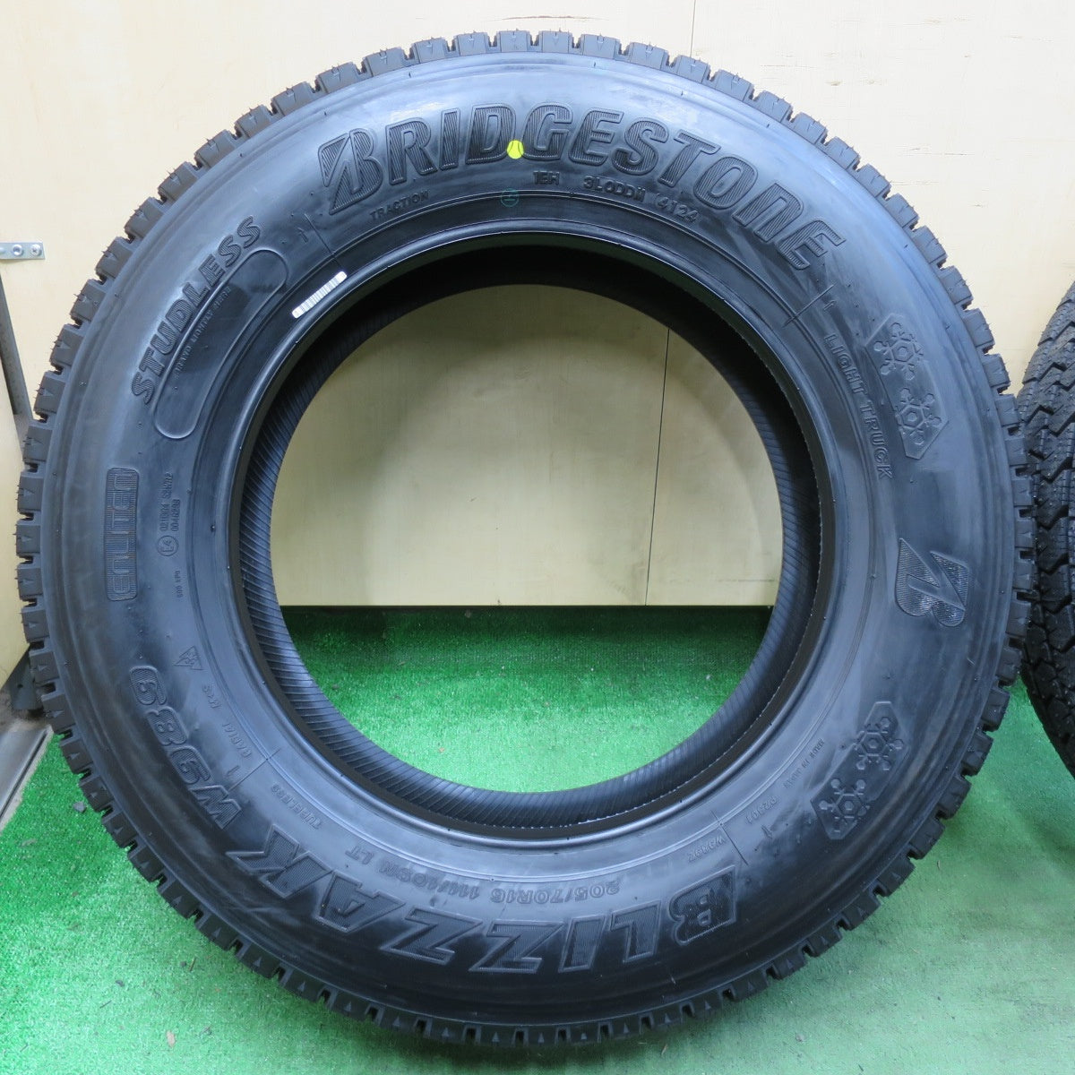 [送料無料] 未使用！24年★トラック タイヤ 205/70R16 111/109N スタッドレス ブリヂストン ブリザック W989 16インチ★5022804イスタ