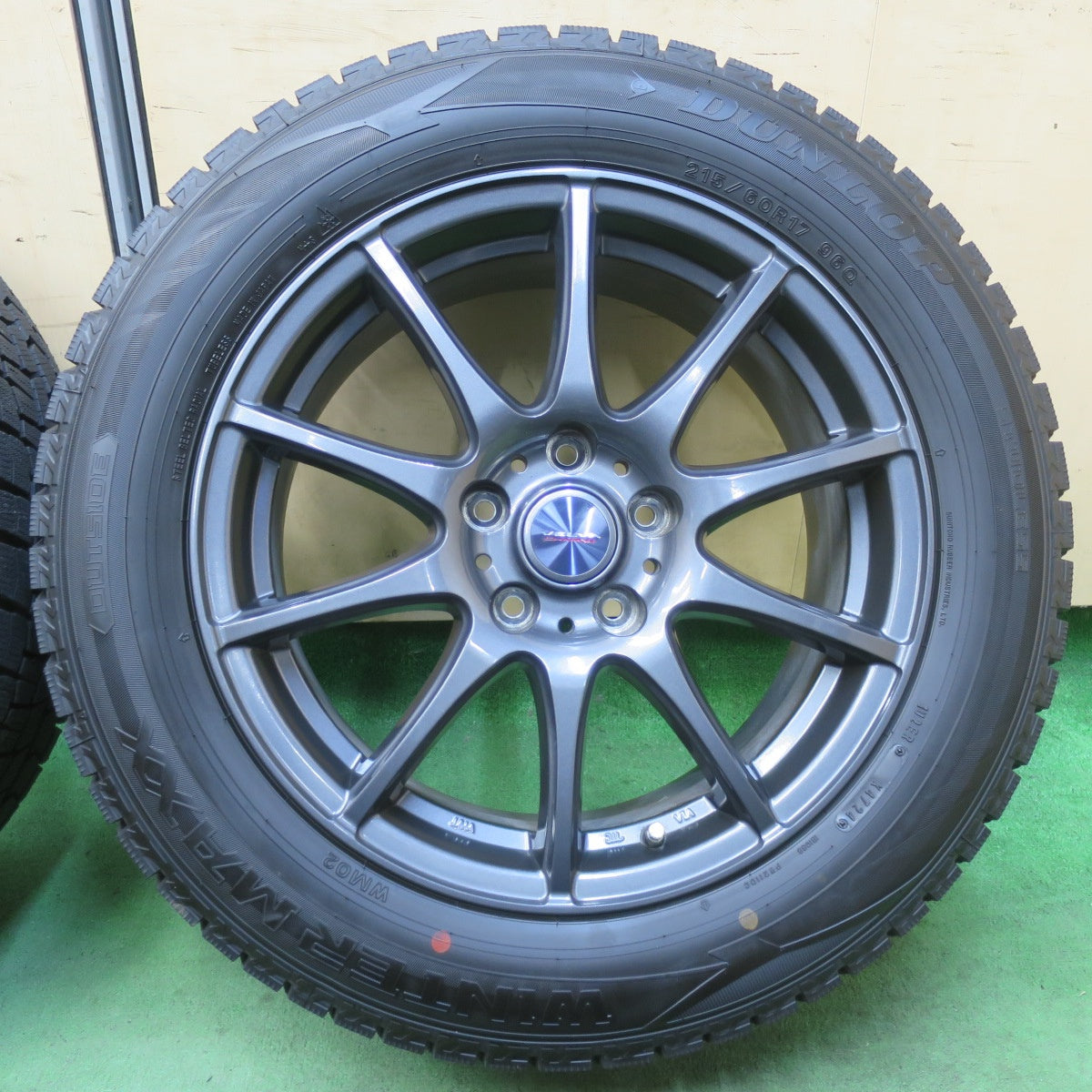 バリ溝！24年！キレイ！ほぼ10分★スタッドレス 215/60R17 ダンロップ ウインターマックス WM02 VELVA CHARGE ヴェルヴァ 17インチ PCD114.3/5H★5122211イス