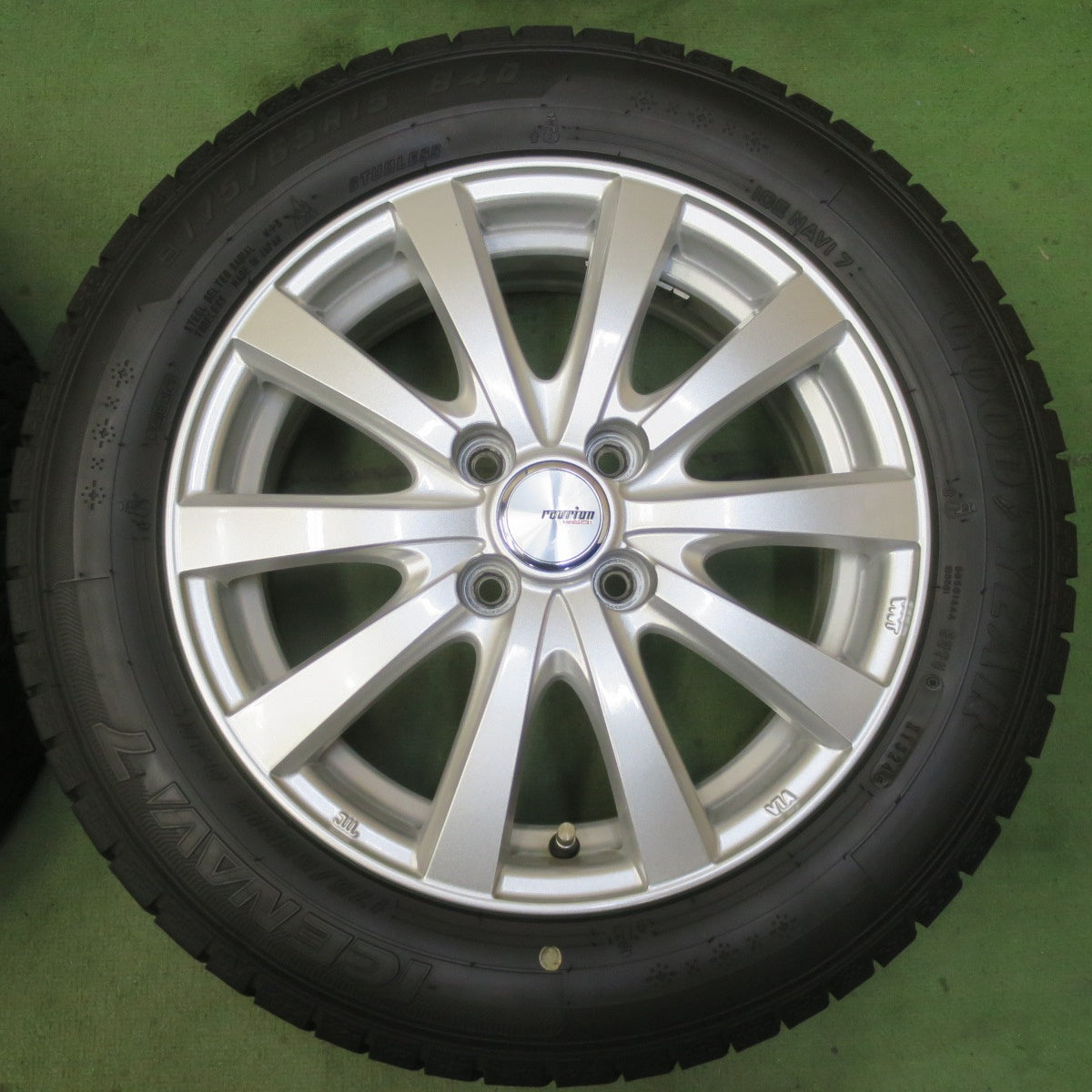 バリ溝！24年！キレイ！9.5分◎スタッドレス 175/65R15 グッドイヤー アイスナビ7 ravrion RS01 ラブリオン 15インチ PCD100/4H◎6091106イス