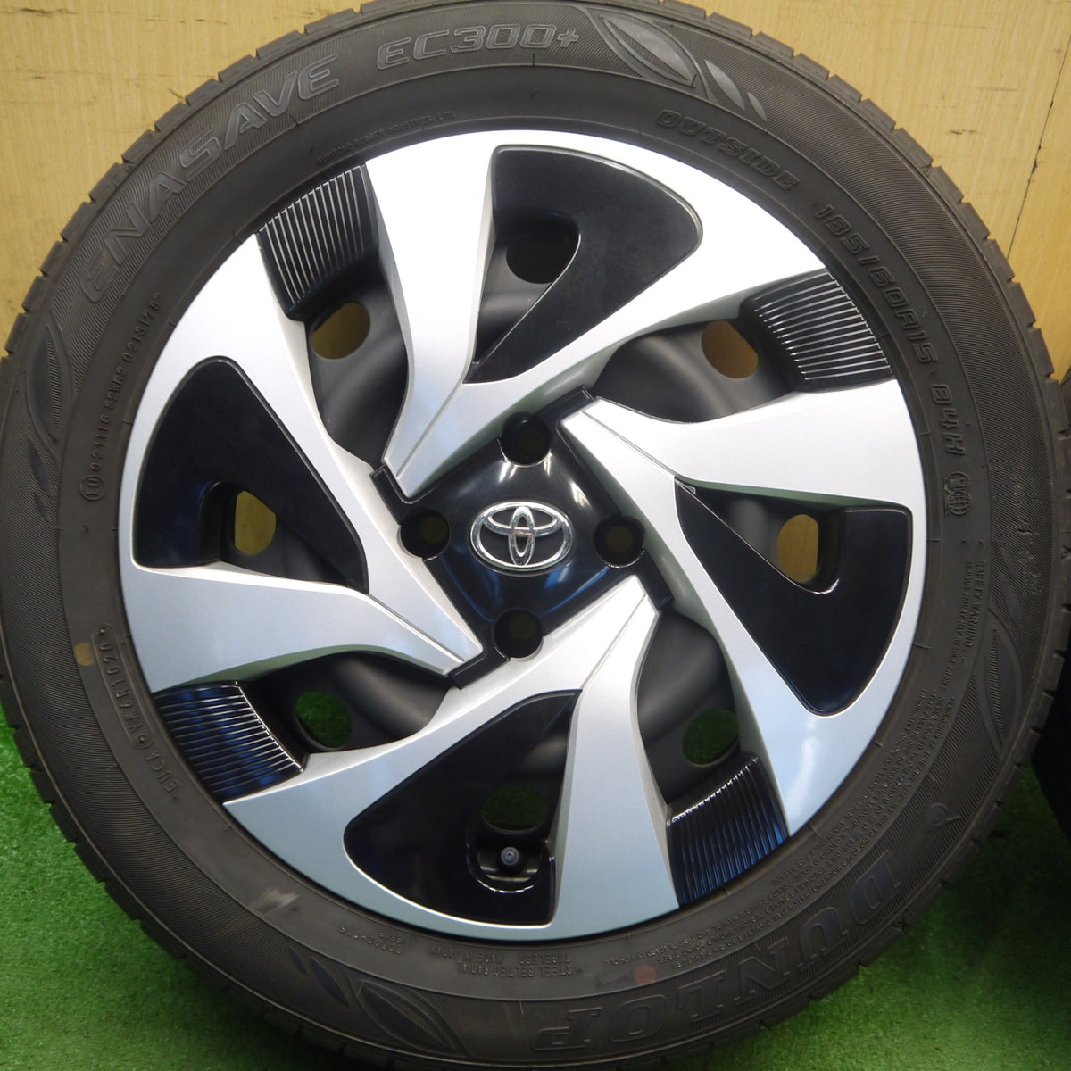 キレイ！2本◎トヨタ NHP10 アクア S スタイルブラック 純正 スチール 185/60R15 ダンロップ エナセーブ EC300+ PCD100/4H◎6091402Hノ