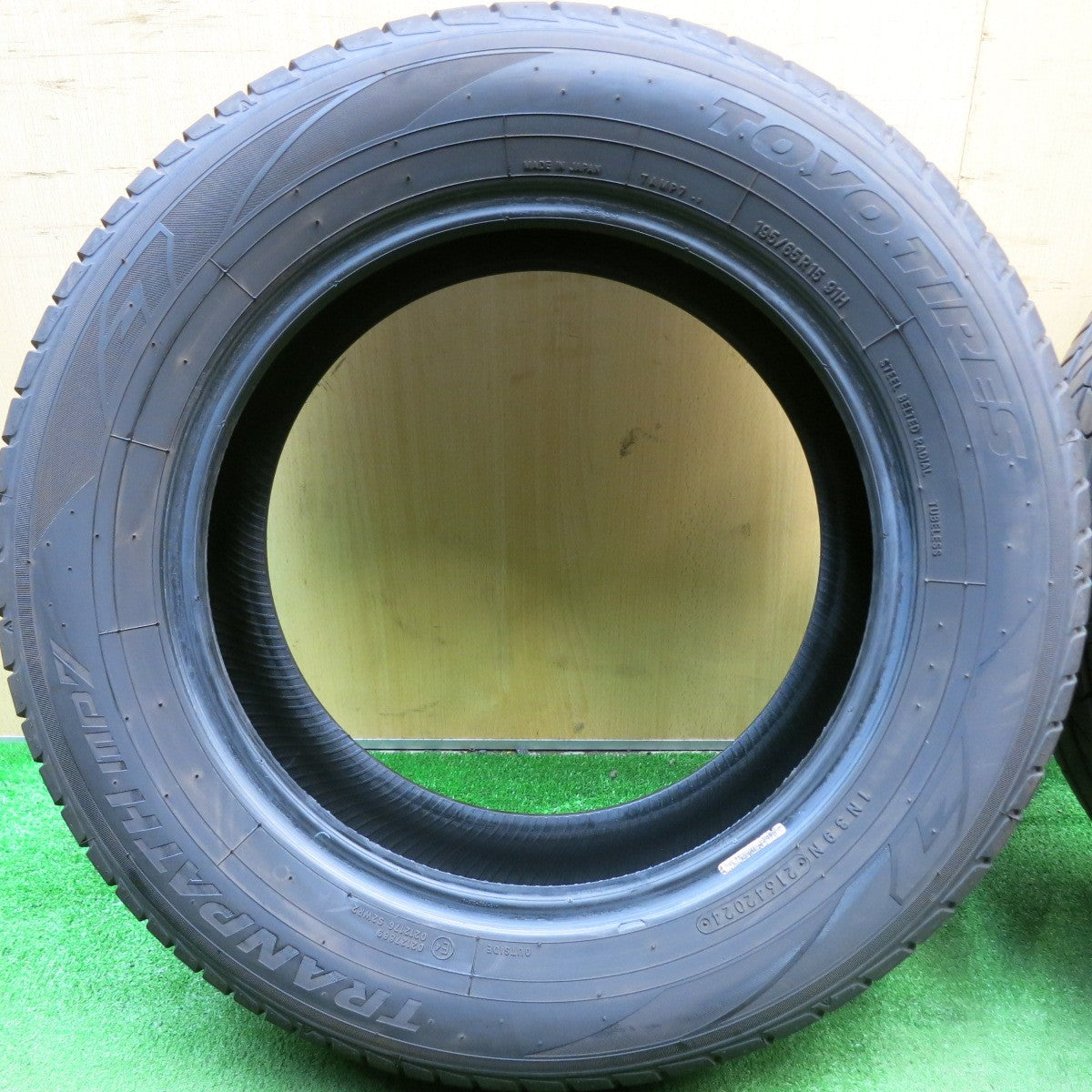 バリ溝！24年！9.5分★195/65R15 トーヨー トランパス MP7 タイヤ 15インチ プリウス エスクァイア ノア ヴォクシー 等★5071703HAノタ