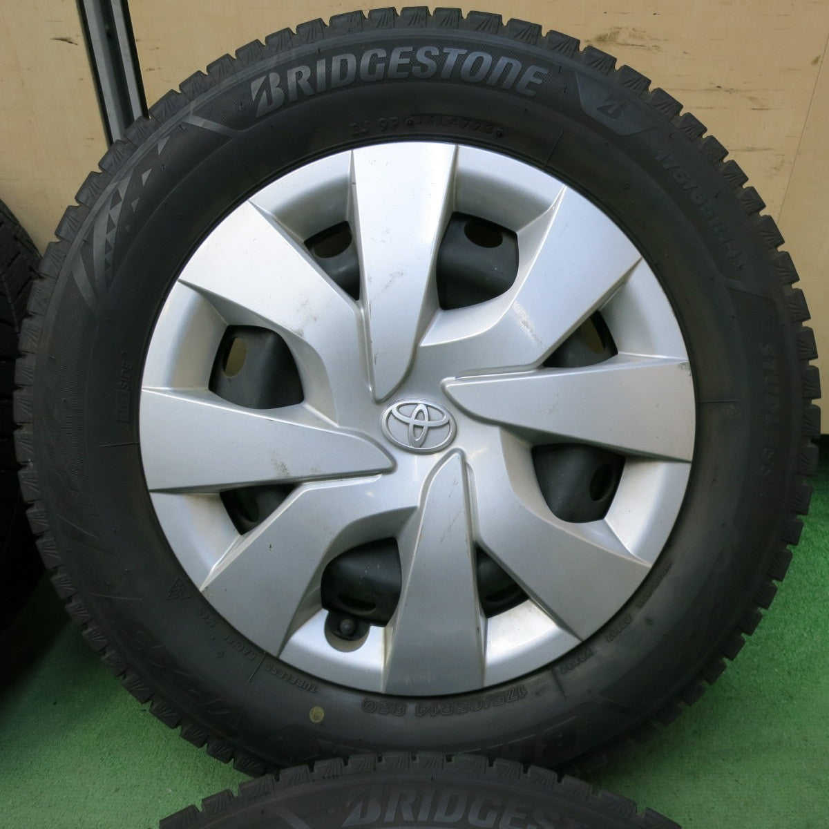 バリ溝！23年！9分★トヨタ ヴィッツ 純正 スチール 175/65R14 スタッドレス ブリヂストン ブリザック VRX3 14インチ PCD100/4H★5052112SYス