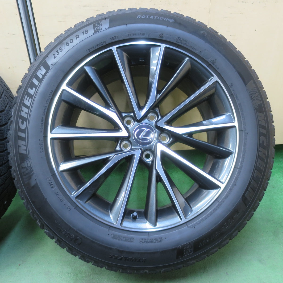キレイ！23年★レクサス NX バージョンL 純正 235/60R18 スタッドレス ミシュラン X-ICE SNOW SUV 18インチ PCD114.3/5H★6042804イス