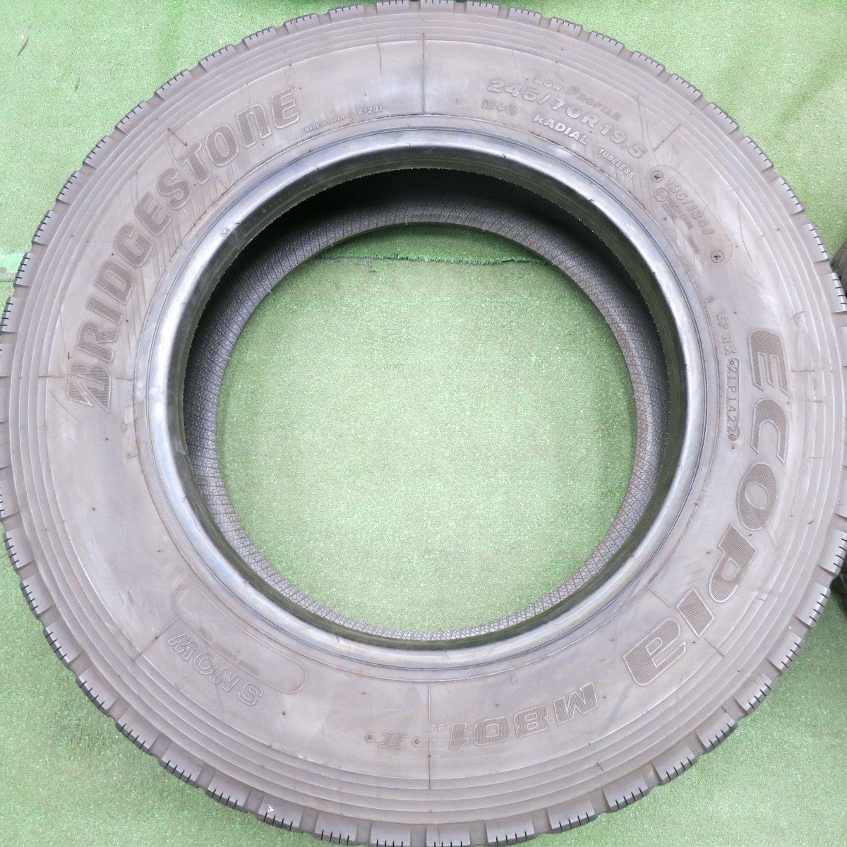 *送料無料* バリ溝！22年！9.5分★トラック タイヤ 245/70R19.5 136/134J ブリヂストン エコピア M801Ⅱ ミックス オールシーズン 19.5インチ★4071004HAノタ
