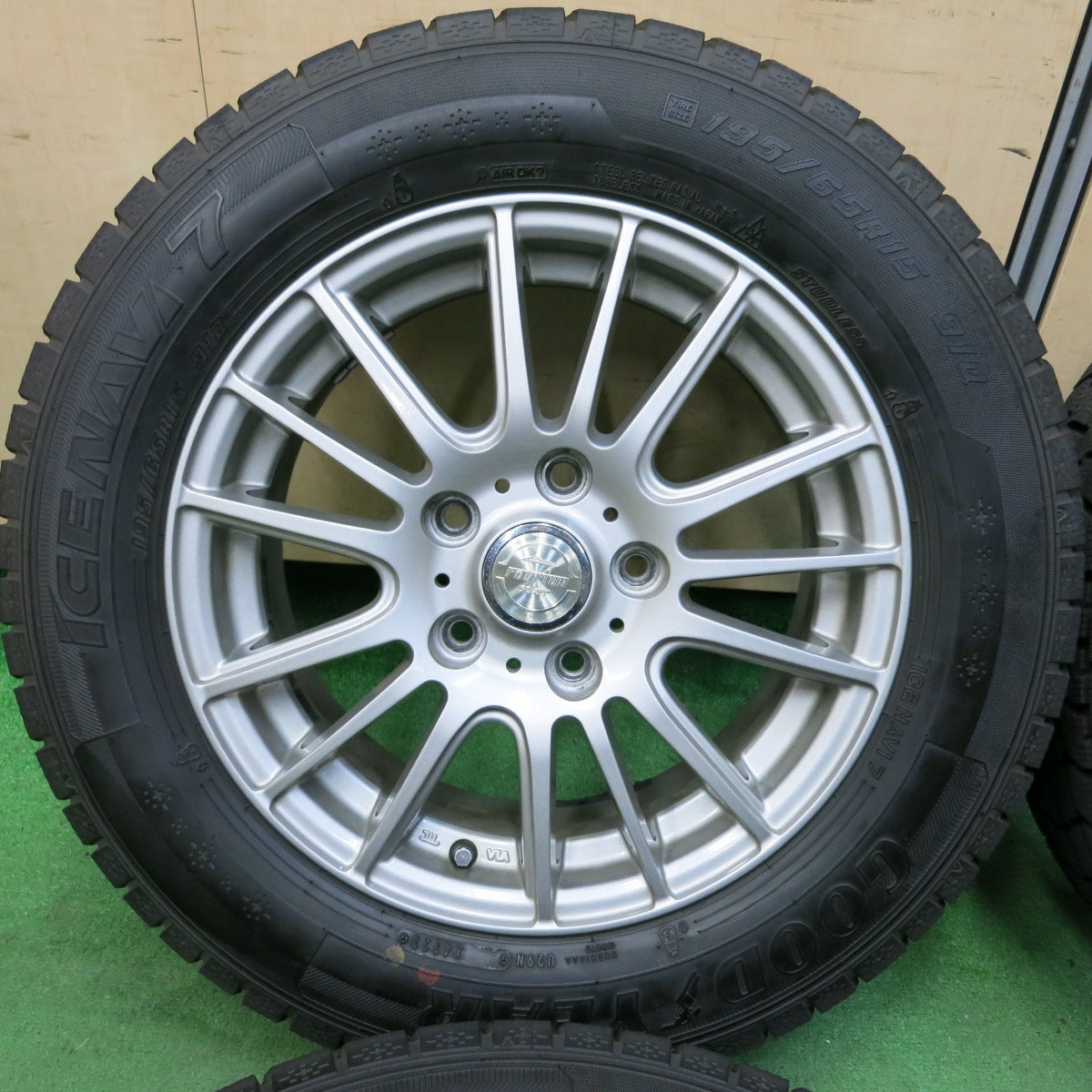 *送料無料* 超バリ溝！21年！キレイ！9.5分以上★スタッドレス 195/65R15 グッドイヤー アイスナビ7 ravrion selzer ラブリオン 15インチ PCD114.3/5H★4090510SYス