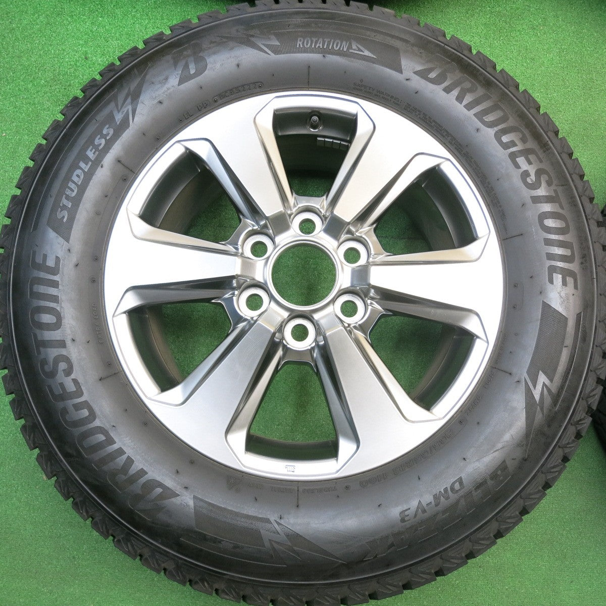 バリ溝！22年！キレイ！9.5分★トヨタ ランクル 300 純正 265/65R18 スタッドレス ブリヂストン ブリザック DM-V3 18インチ PCD139.7/6H★5112901HAス