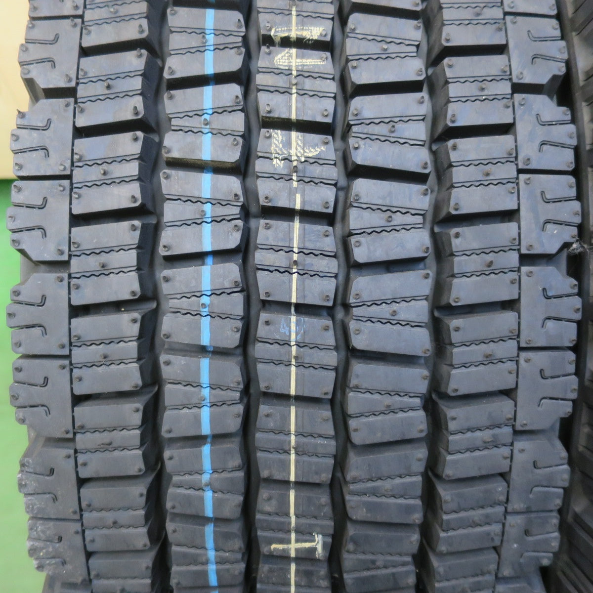 未使用！25年！2本★トラック バス タイヤ 245/70R19.5 136/134J スタッドレス ダンロップ デクテス SP081 DECTES 19.5インチ★6040601イスタ