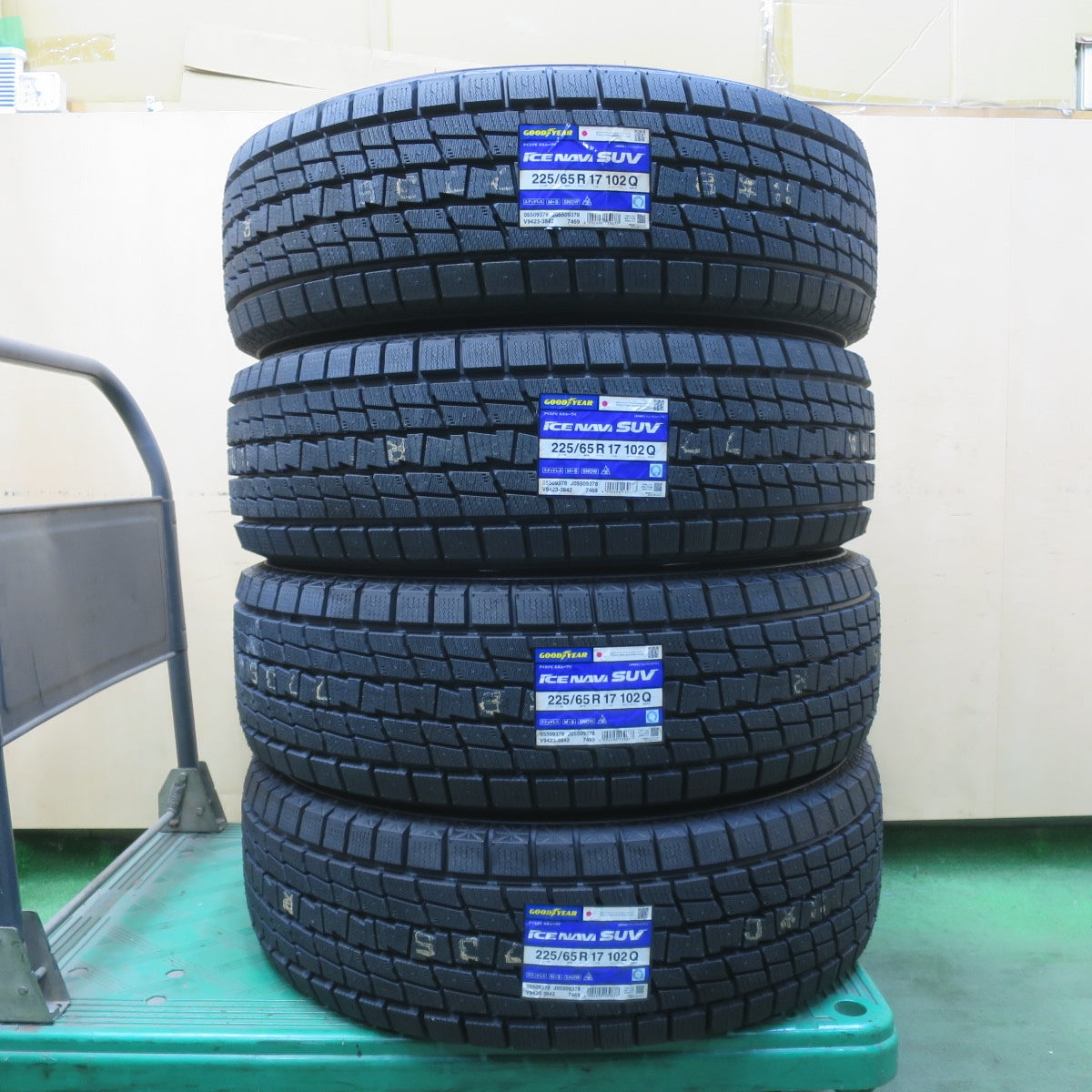 未使用！25年★スタッドレス 225/65R17 グッドイヤー アイスナビ SUV タイヤ 17インチ CX-5 CX-8 エクストレイル 等★6042301イスタ