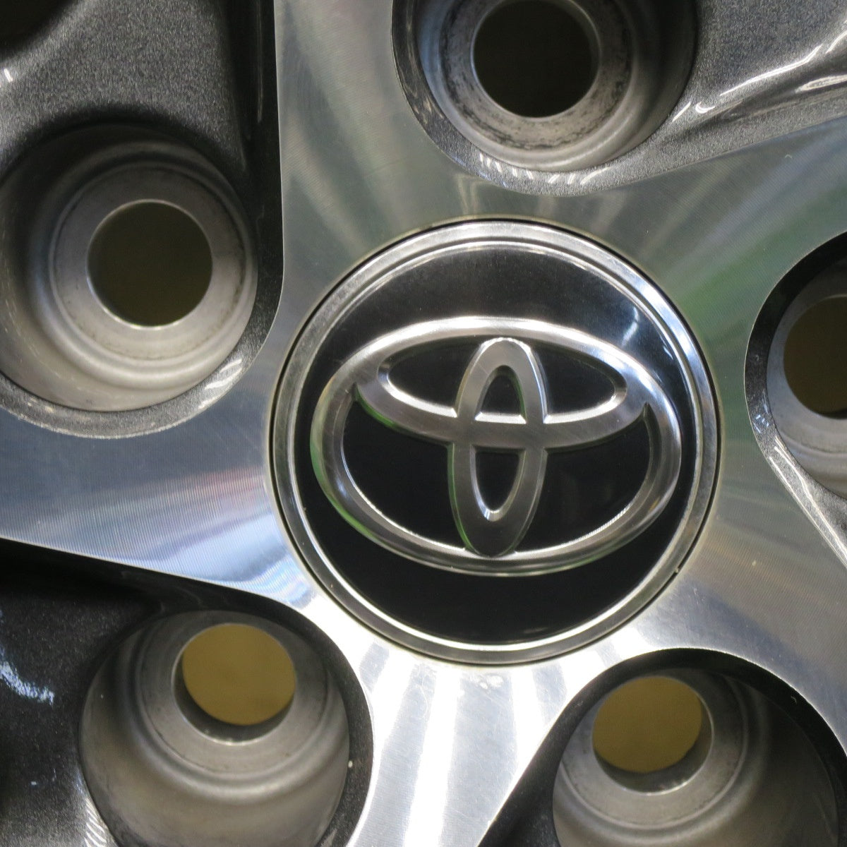 キレイ★トヨタ RAV4 PHV 純正 225/60R18 ダンロップ VEURO VE304 18インチ PCD114.3/5H★6031201NKノ
