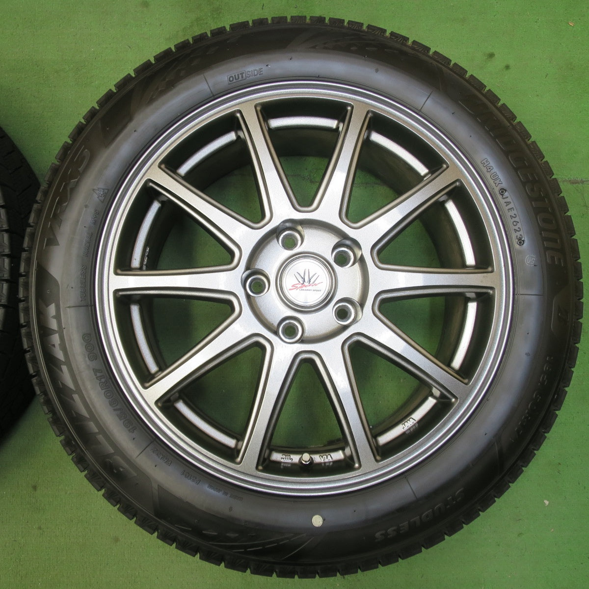 バリ溝！23年！キレイ！9.5分★LOXARNY SPORT 195/60R17 スタッドレス ブリヂストン ブリザック VRX3 ロクサーニ スポーツ 17インチ PCD114.3/5H★5061802イス