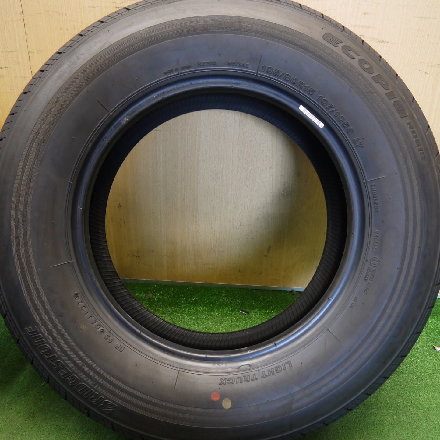 新車外し！24年★195/80R15 107/105S ブリヂストン エコピア RD613 タイヤ 15インチ ハイエース キャラバン 等★6071004Hノタ