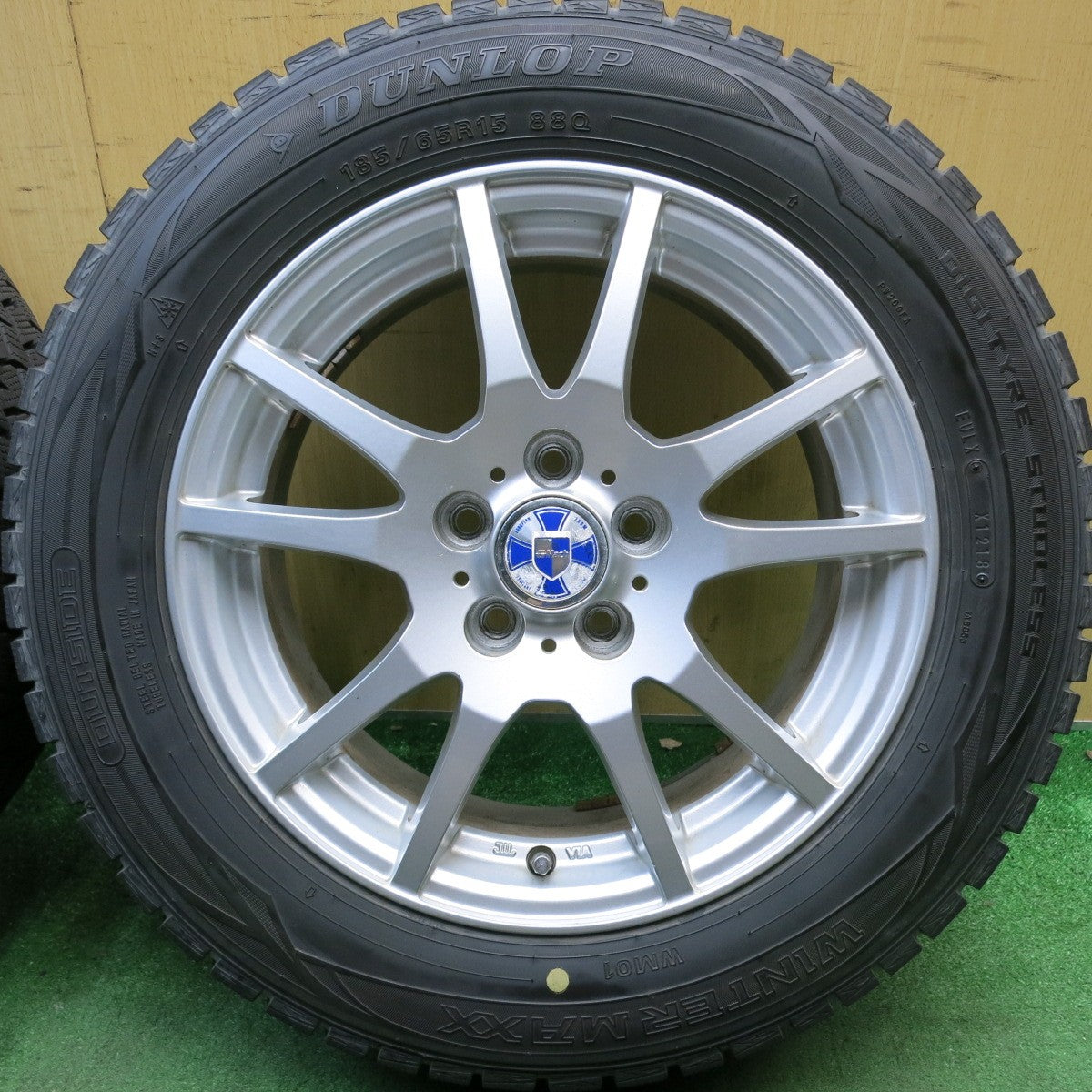 バリ溝！9.5分◎シエンタ 等 185/65R15 スタッドレス ダンロップ ウインターマックス WM01 GMach 15インチ PCD100/5H◎6061304HAス