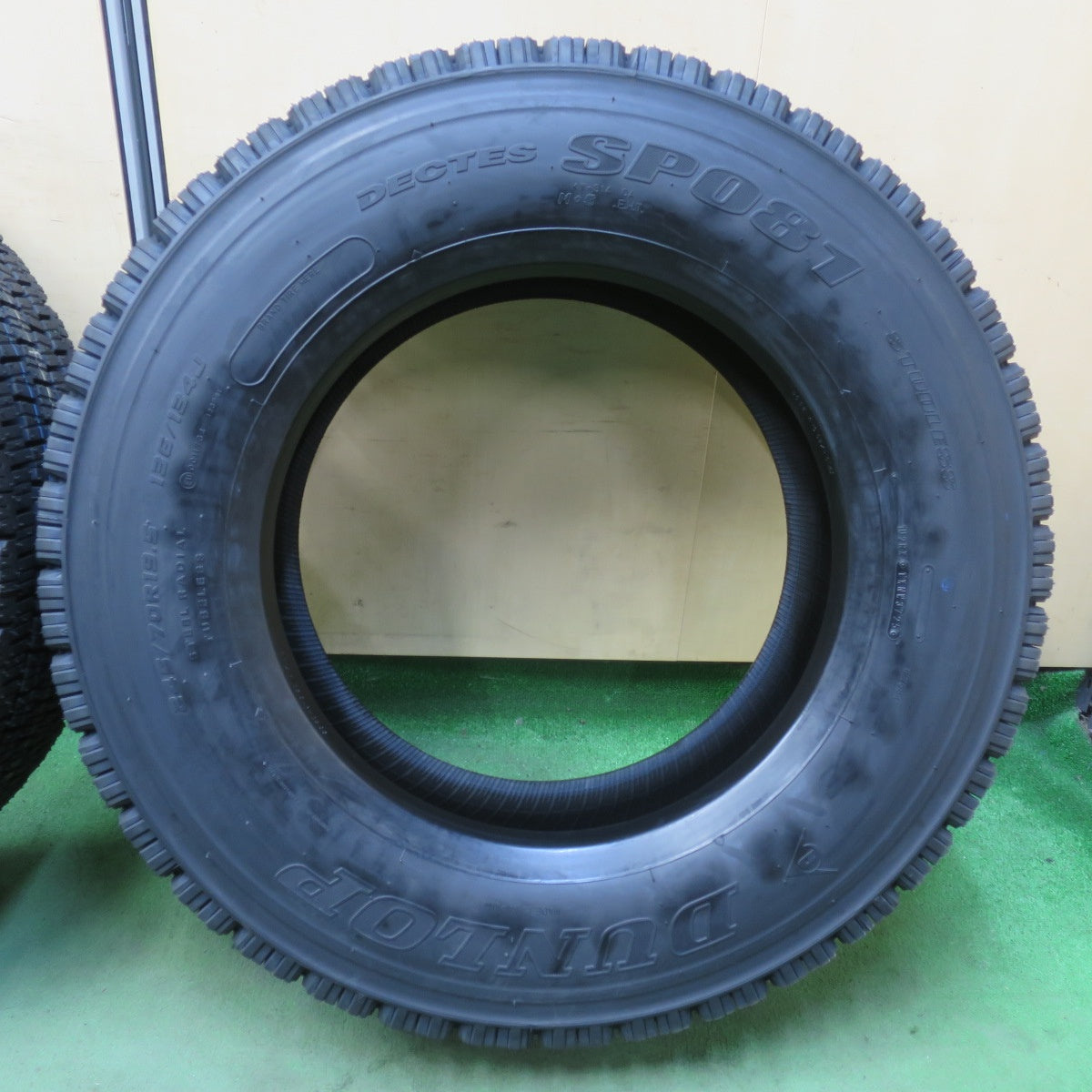 未使用！25年！2本★トラック タイヤ 245/70R19.5 136/134J スタッドレス ダンロップ デクテス SP081 DECTES 19.5インチ★5111601イスタ