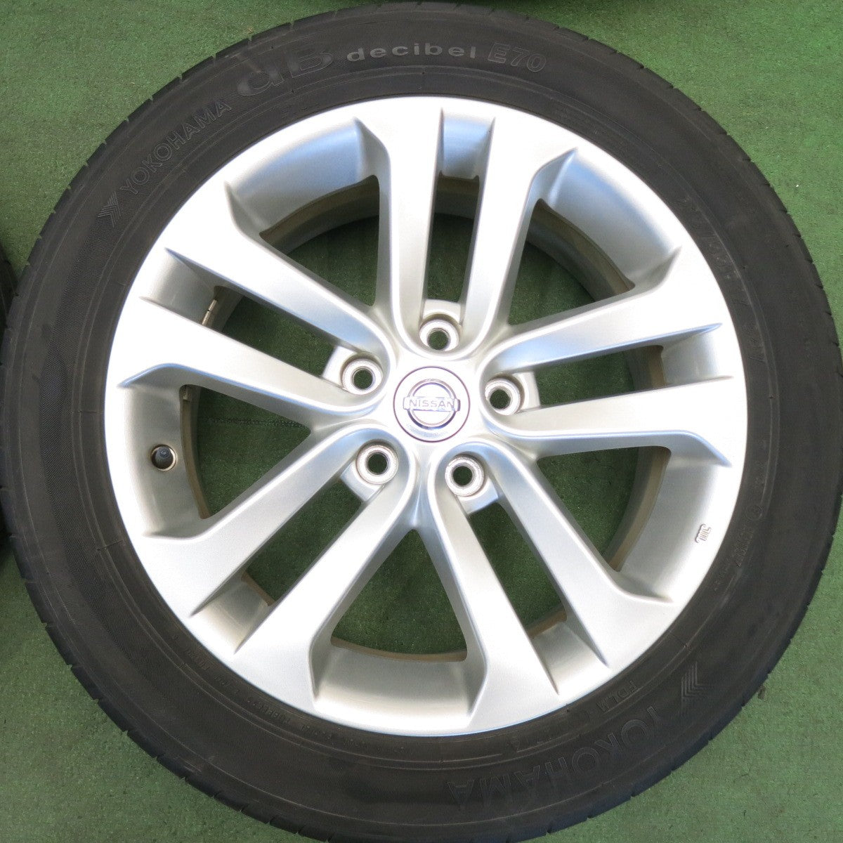 キレイ★日産 ジューク 純正 215/55R17 ヨコハマ dBデシベル E70 E70N 17インチ PCD114.3/5H★6053103HAノ