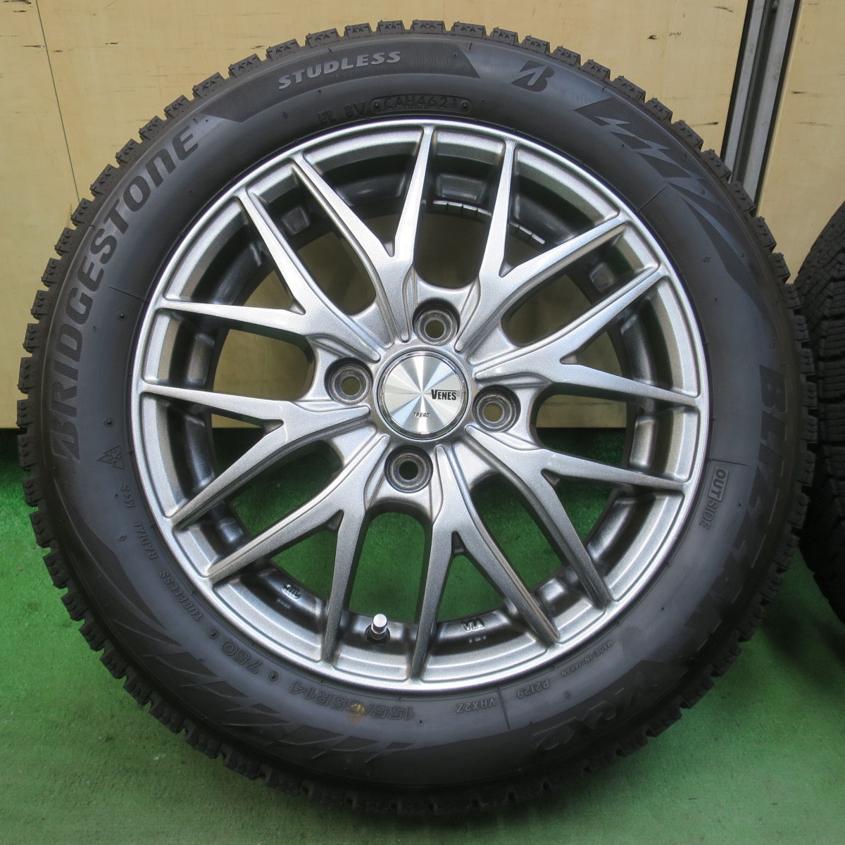 バリ溝！キレイ！8.5分★スタッドレス 155/65R14 ブリヂストン ブリザック VRX2 VENES TREAD トレッド ヴェネス 14インチ PCD100/4H★6011307イス