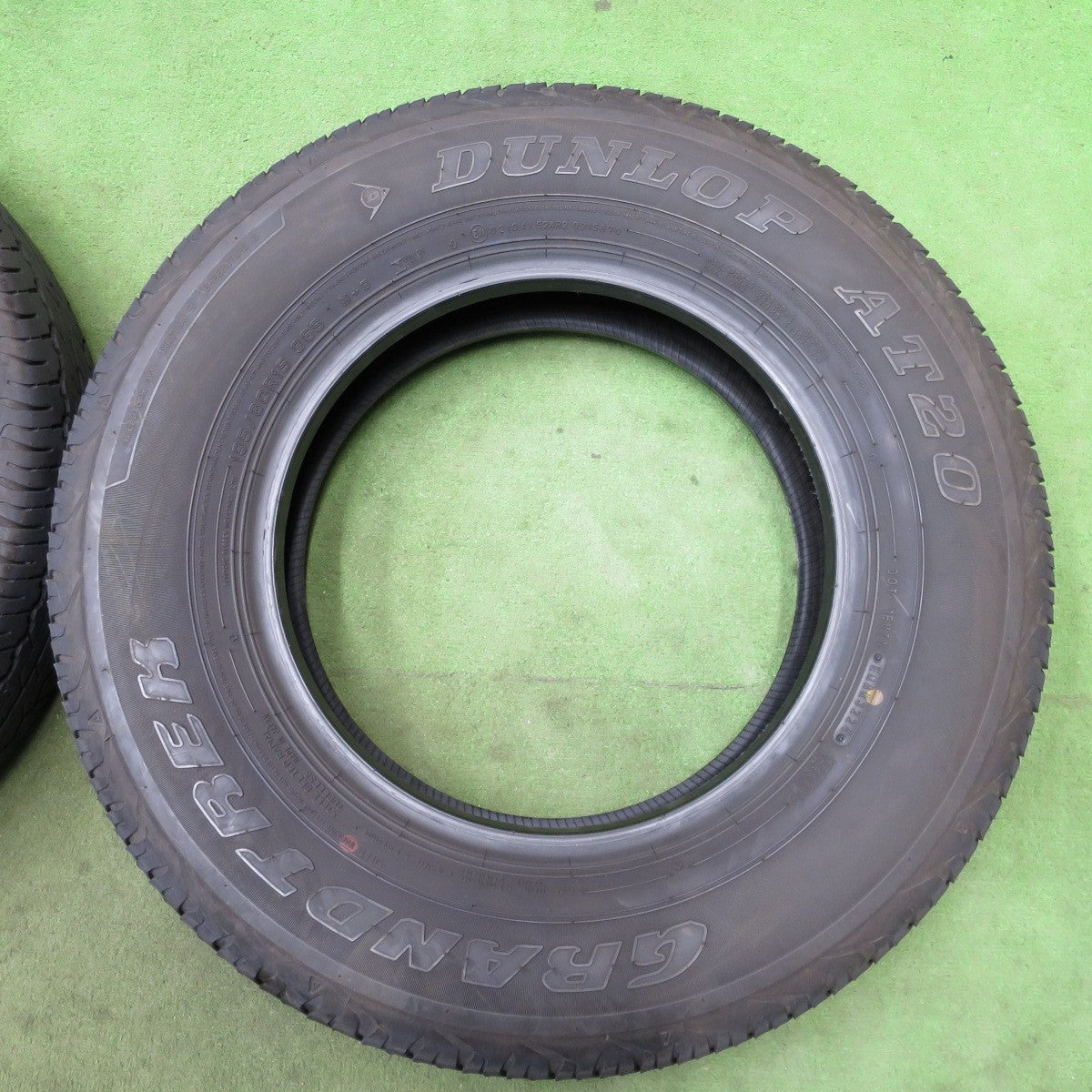 バリ溝！24年！8.5分★195/80R15 ダンロップ グラントレック AT20 タイヤ 15インチ ジムニー シエラ 等★6021601NGノタ