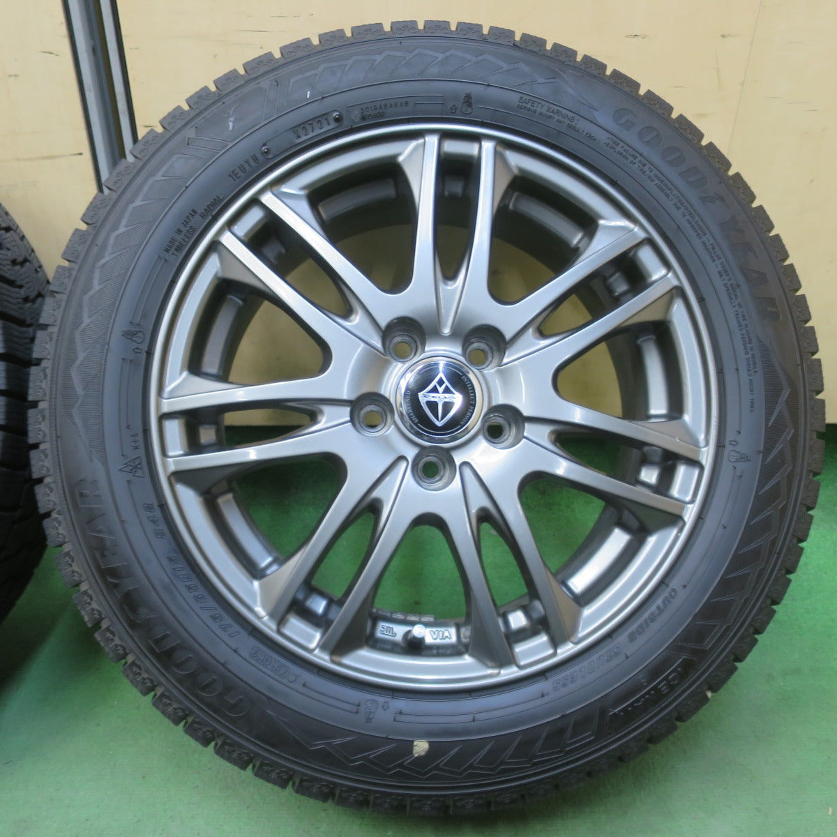 バリ溝！キレイ！9.5分★シエンタ 等 175/65R15 スタッドレス グッドイヤー アイスナビ8 VELVA ヴェルヴァ 15インチ PCD100/5H★6041602イス