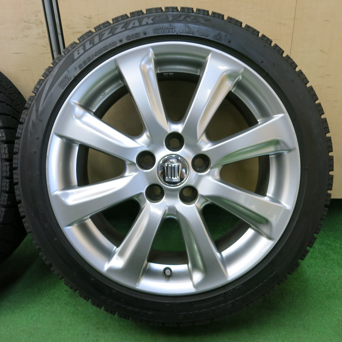 *送料無料* バリ溝！キレイ！9.5分★トヨタ 200系 クラウン アスリート 純正 225/45R18 スタッドレス ブリヂストン ブリザック VRX PCD114.3/5H★4061103ナス